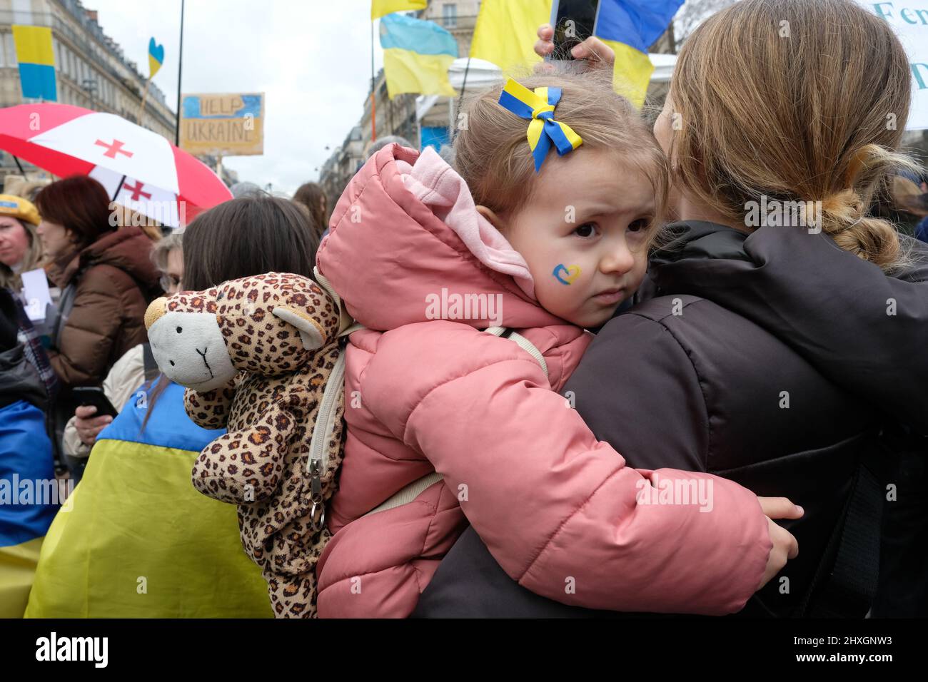 Un nuovo raduno contro la politica di guerra di Putin e a sostegno del popolo ucraino si è svolto in Place de la Republique, per chiedere la fine della guerra. Foto Stock