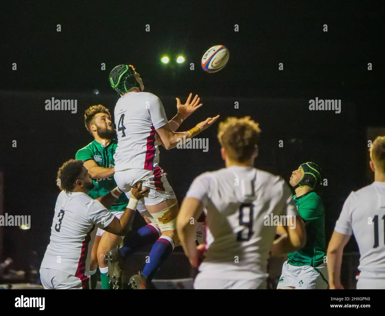 Barnet, Londra, Regno Unito. 12th Mar 2022. Lewis Chessum (4 - Inghilterra U20) salta per la ripartenza nella partita tra Inghilterra U20 e Irlanda U20 nel Campionato Under-20 Six Nations allo StoneX Stadium, Barnet, Londra il 12th marzo 2021 Claire Jeffrey/SPP Credit: SPP Sport Press Photo. /Alamy Live News Foto Stock