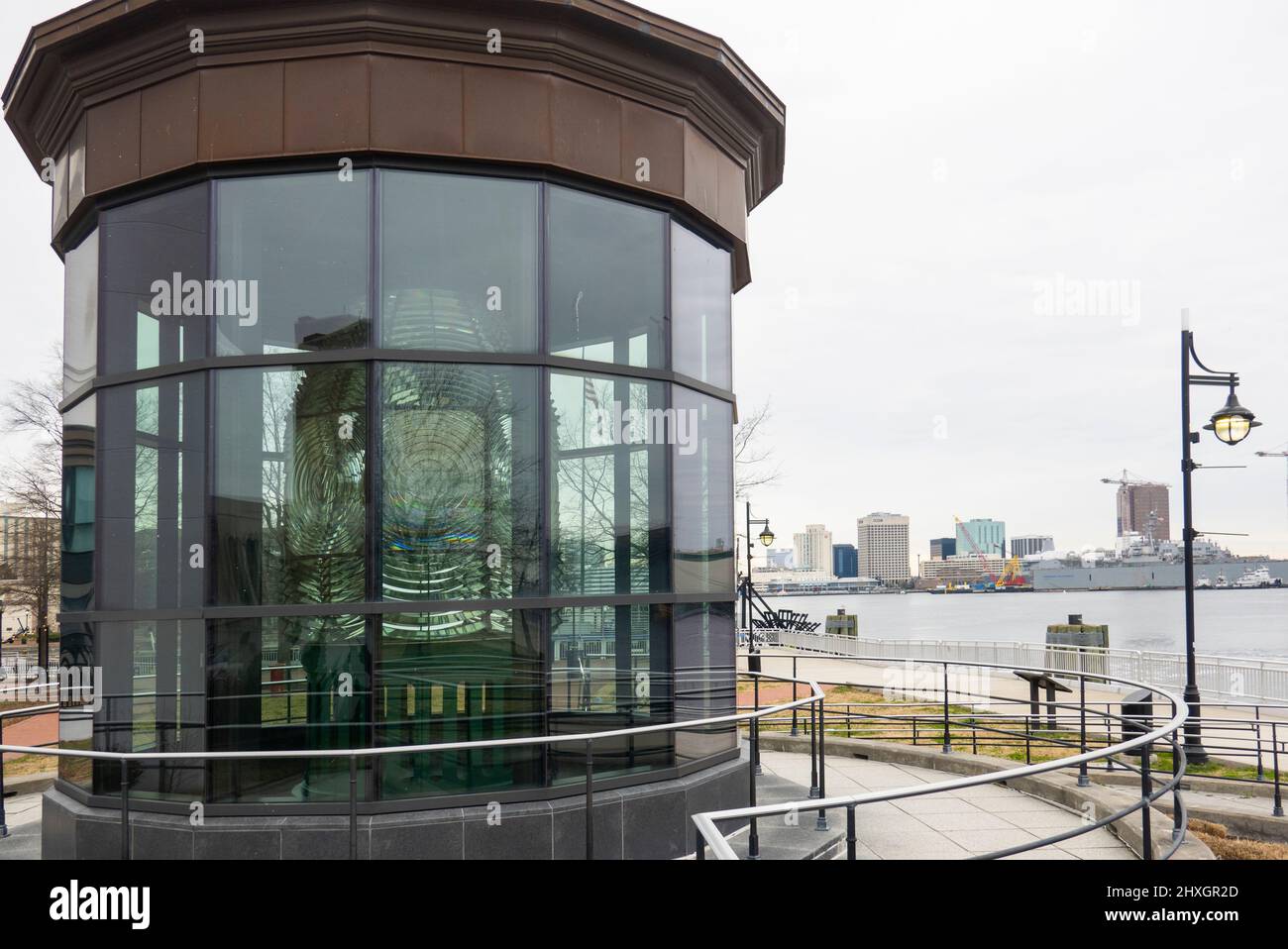 Hog Island faro di primo ordine obiettivo su High Street atterraggio sul lungofiume Portsmouth Virginia Foto Stock