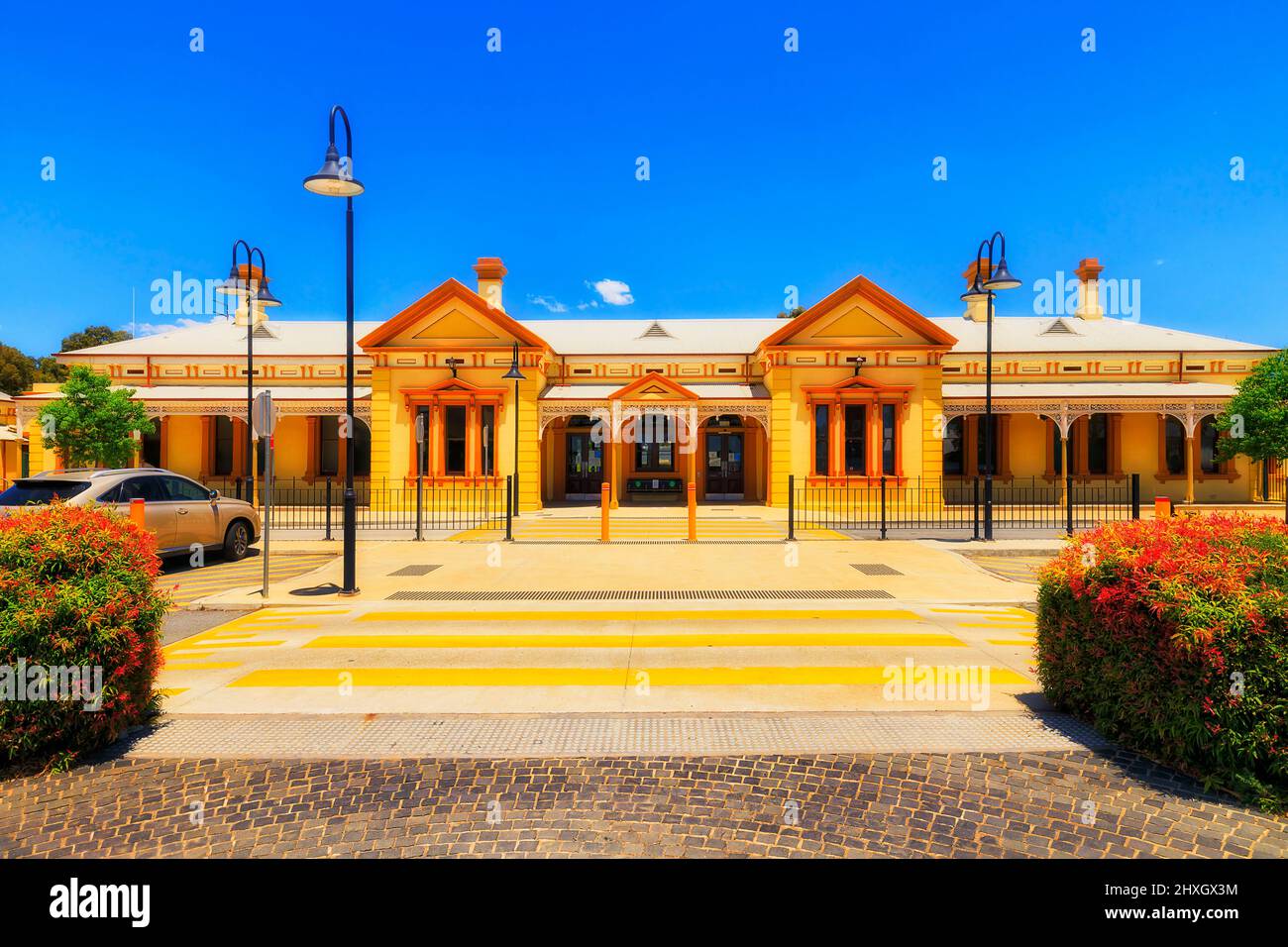Facciata storica della stazione ferroviaria di Wagga Wagga, città della regione australiana. Foto Stock