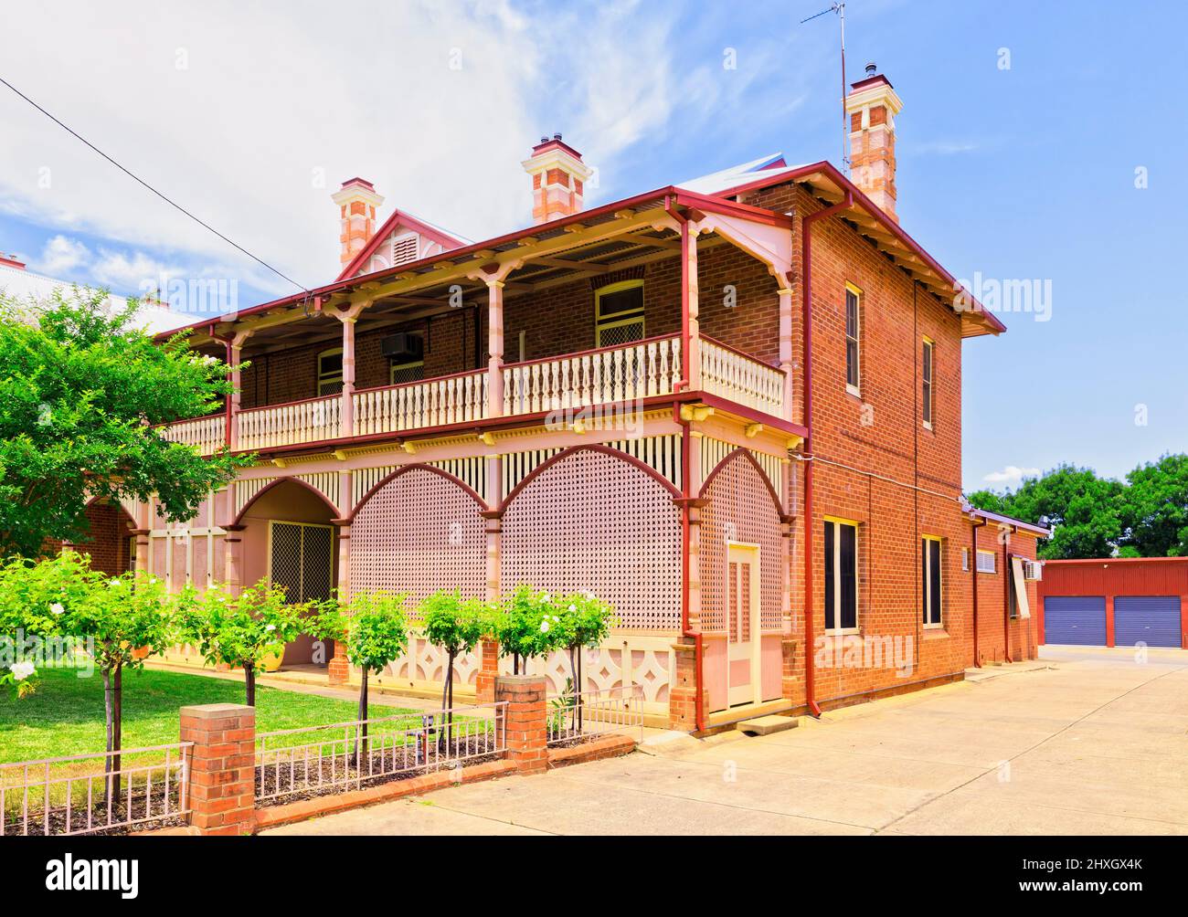 Storico patrimonio residenziale casa con terrazza e camino in via Chiesa di Wagga Wagga città in Australia. Foto Stock