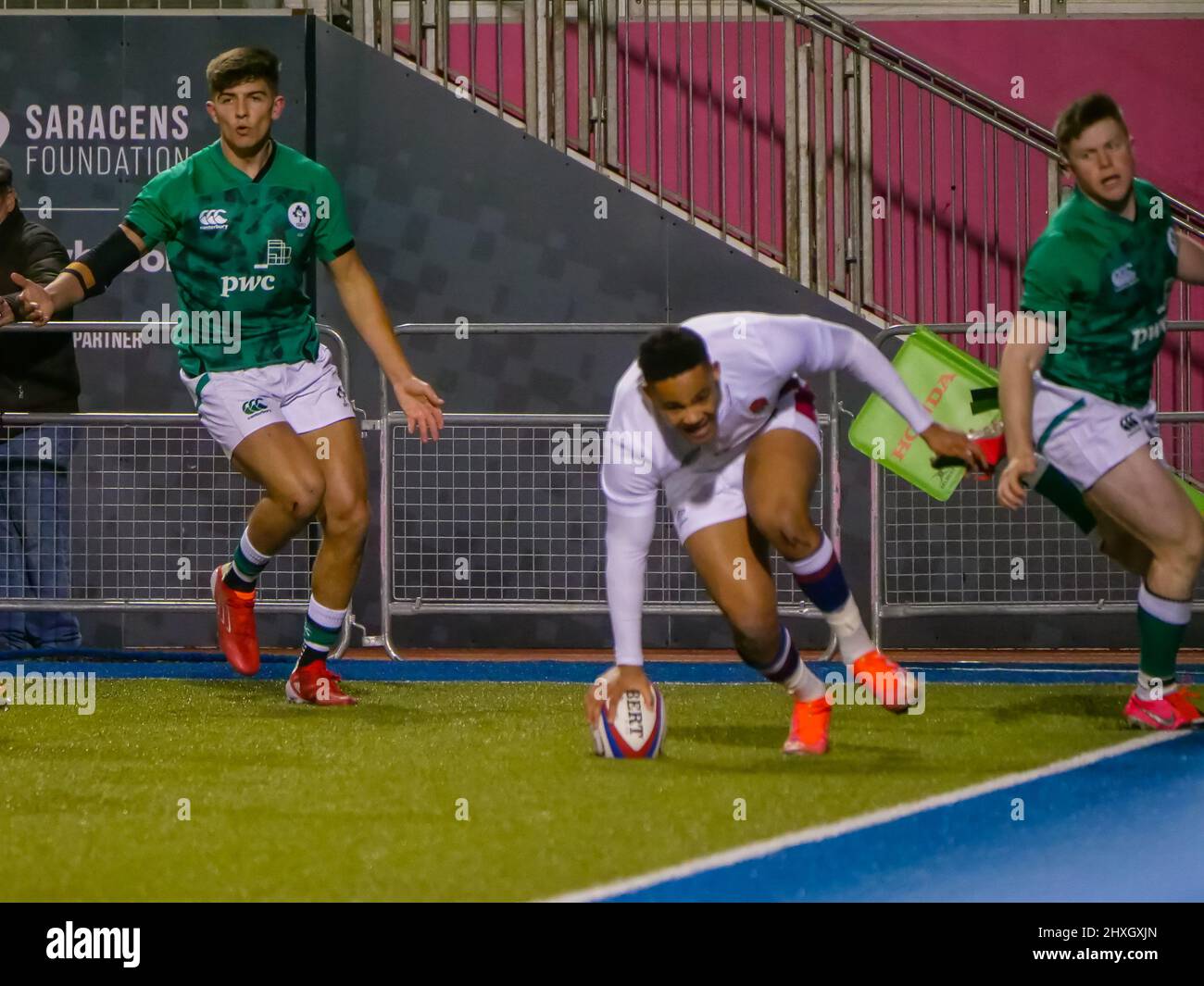 Barnet, Londra, Regno Unito. 12th Mar 2022. Cassius clives (11 - Inghilterra U20) segna una prova nella partita tra Inghilterra U20 e Irlanda U20 nel campionato Under-20 Six Nations allo StoneX Stadium, Barnet, Londra il 12th marzo 2021 Claire Jeffrey/SPP Credit: SPP Sport Press Photo. /Alamy Live News Foto Stock