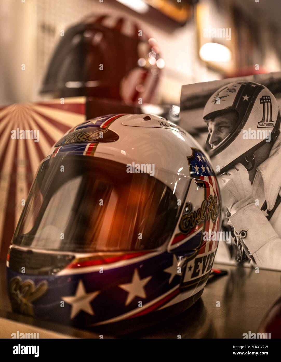 Il casco e la foto di evel Knieve si trovano presso il museo Harley-Davidson a Milwaukee, Wisconsin, USA Foto Stock