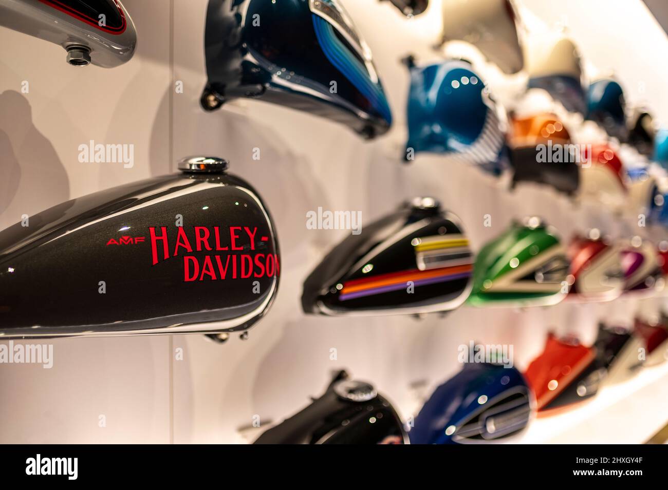 Raccolta di serbatoi di gas lacrimogeni delle precedenti motociclette Harley-Davidson situate presso il museo Harley-Davidson a Milwaukee, Wisconsin, USA Foto Stock