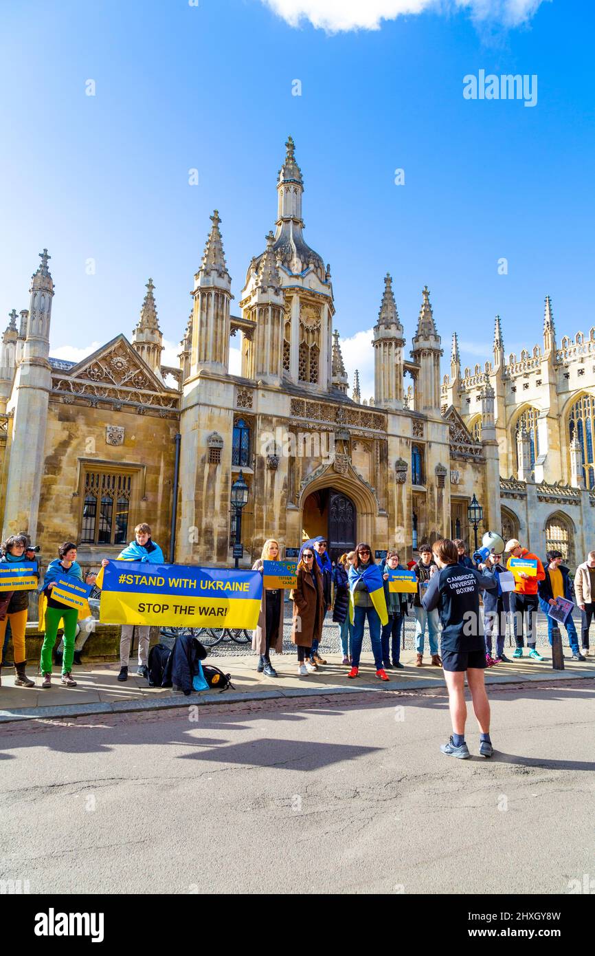 12 marzo 2022 - Cambridge, Regno Unito, manifestanti che protestano contro l'invasione russa dell'Ucraina al di fuori del King's College Foto Stock