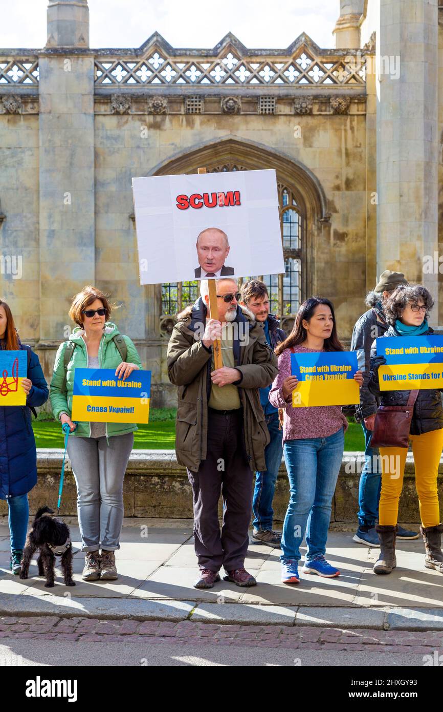 12 marzo 2022 - Cambridge, Regno Unito, manifestanti che protestano contro l'invasione russa dell'Ucraina al di fuori del King's College Foto Stock