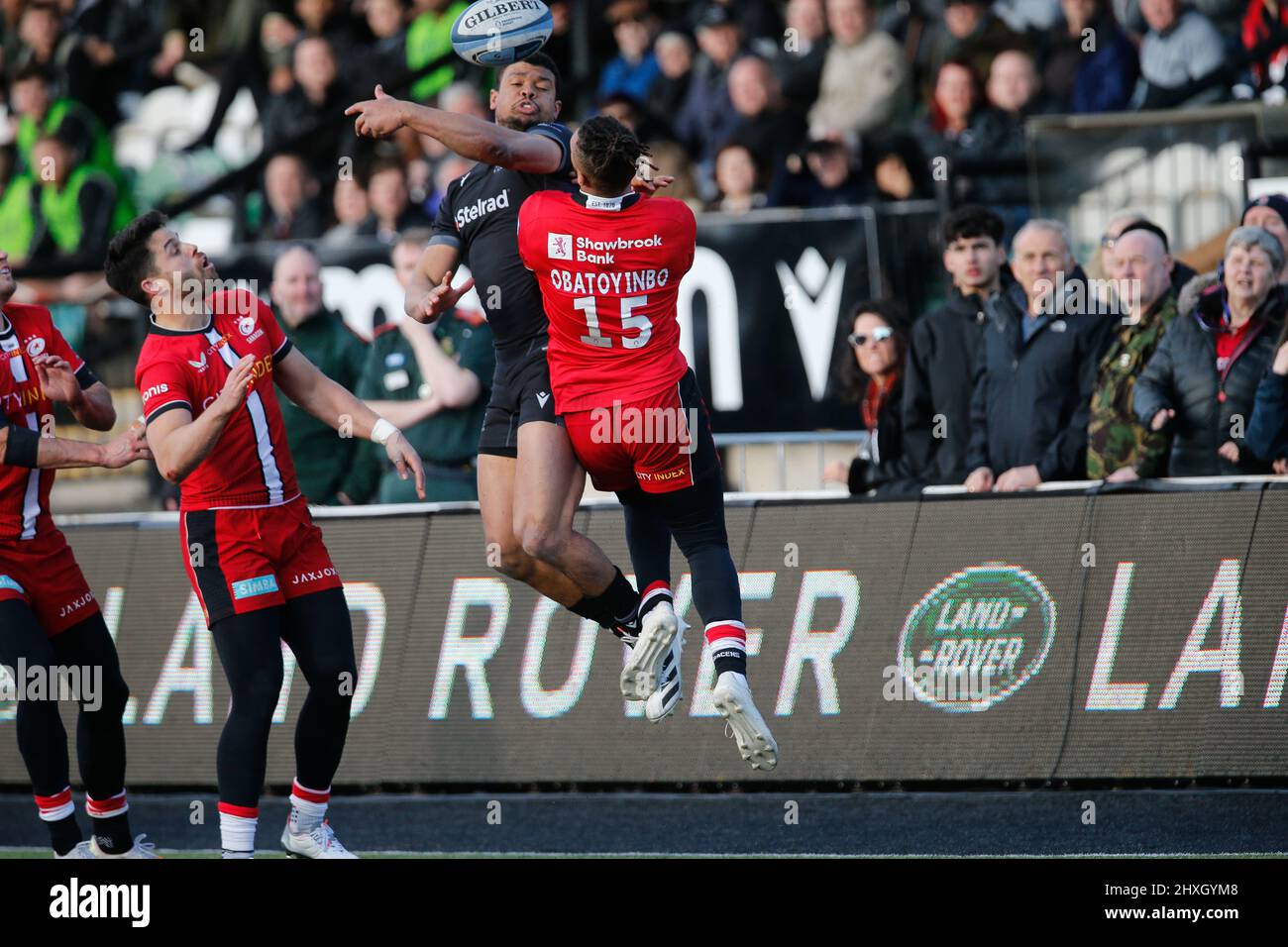 Newcastle, Regno Unito. 12th Mar 2022. NEWCASTLE UPON TYNE, REGNO UNITO. MAR 12th Nathan Earle of Newcastle Falcons e Elliott Obatoyinbo di Saracens sfida per un pallone alto durante la Gallagher Premiership match tra Newcastle Falcons e Saracens a Kingston Park, Newcastle sabato 12th marzo 2022. (Credit: Chris Lishman | MI News) Credit: MI News & Sport /Alamy Live News Foto Stock