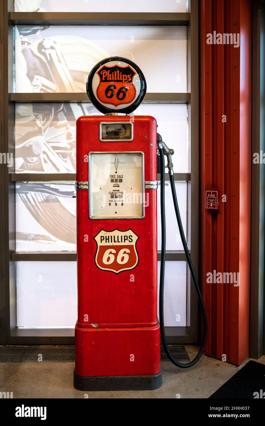 Vecchia pompa di benzina Philips 66 situata presso il museo e negozio di articoli da regalo Harley-Davidson a Milwaukee, Wisconsin, USA Foto Stock