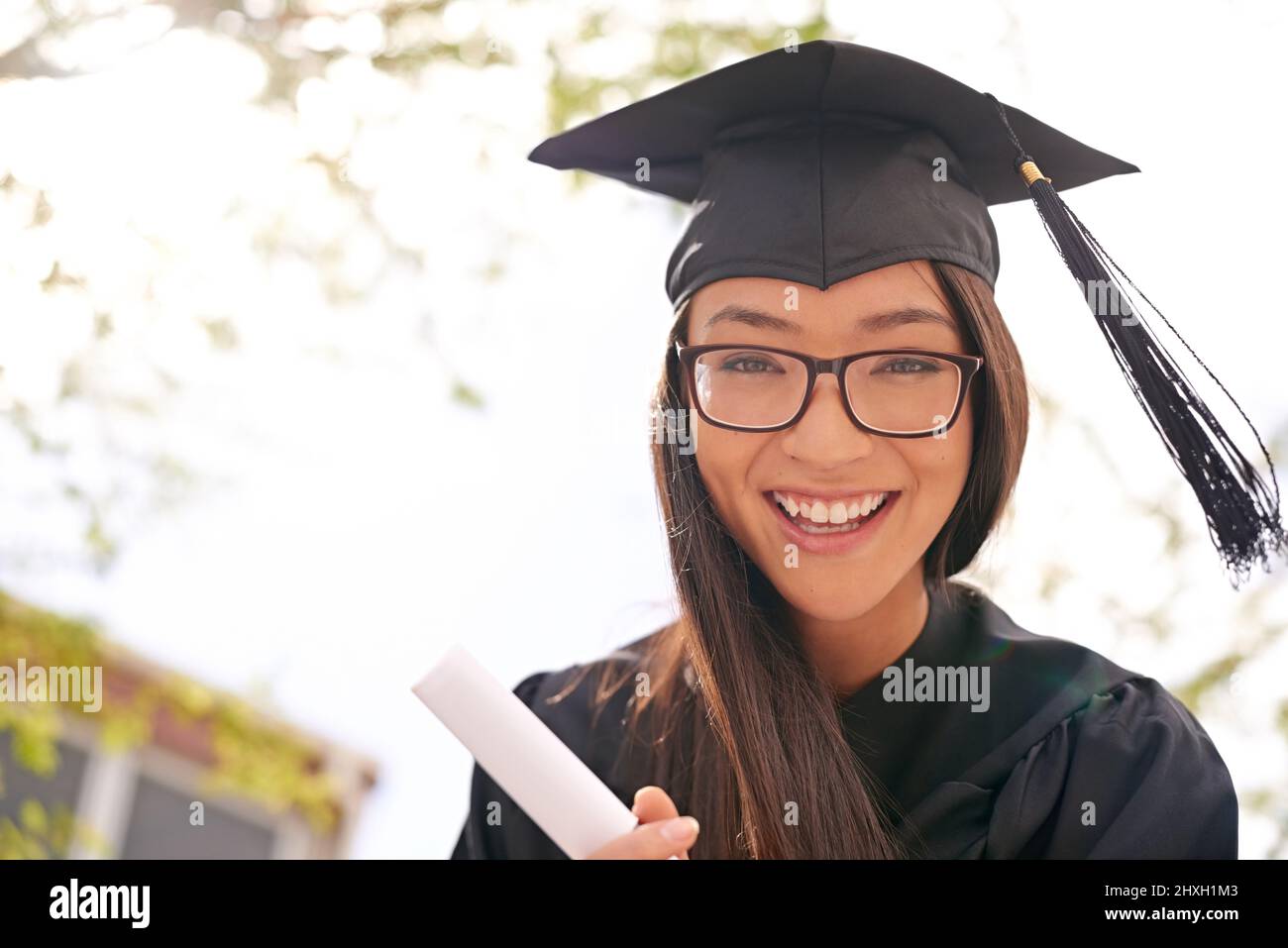 Giorno di laurea. Scatto corto di uno studente universitario bello il giorno della laurea. Foto Stock