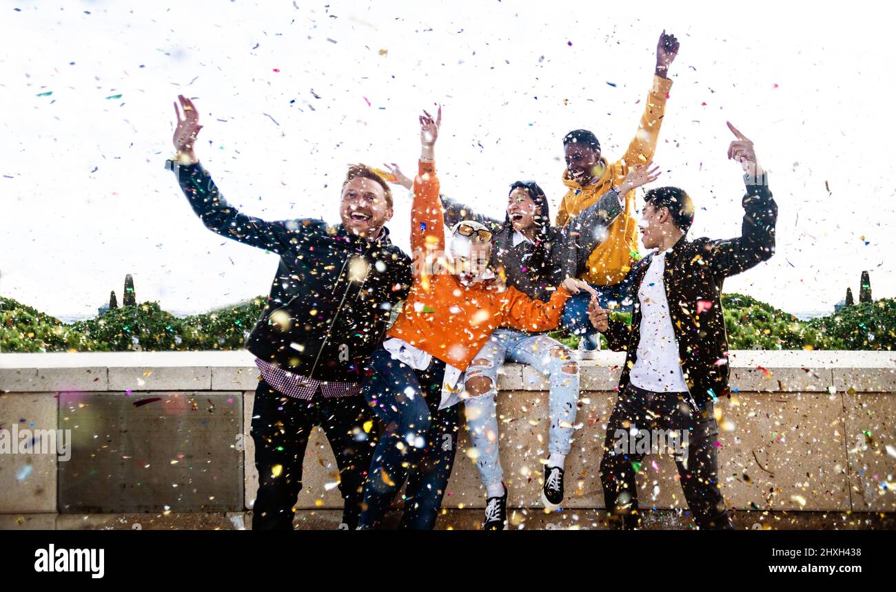 Gruppo di cinque giovani amici che si divertono nella festa all'aperto Foto Stock