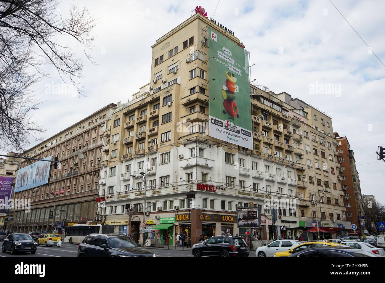 Bucarest, Romania - 08 marzo 2022: Splendida vista sul centro di Bucarest con il grande edificio in cui il Bucharest Comfort Suites Hotel è lo Foto Stock