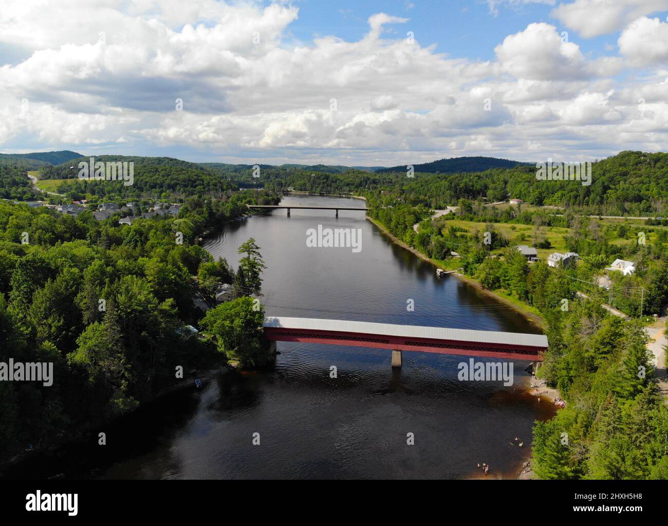 Veduta aerea di un ponte coperto a Wakefield, Quebec, originariamente costruito nel 1915 e ricostruito dopo un incendio nel 1998 Foto Stock
