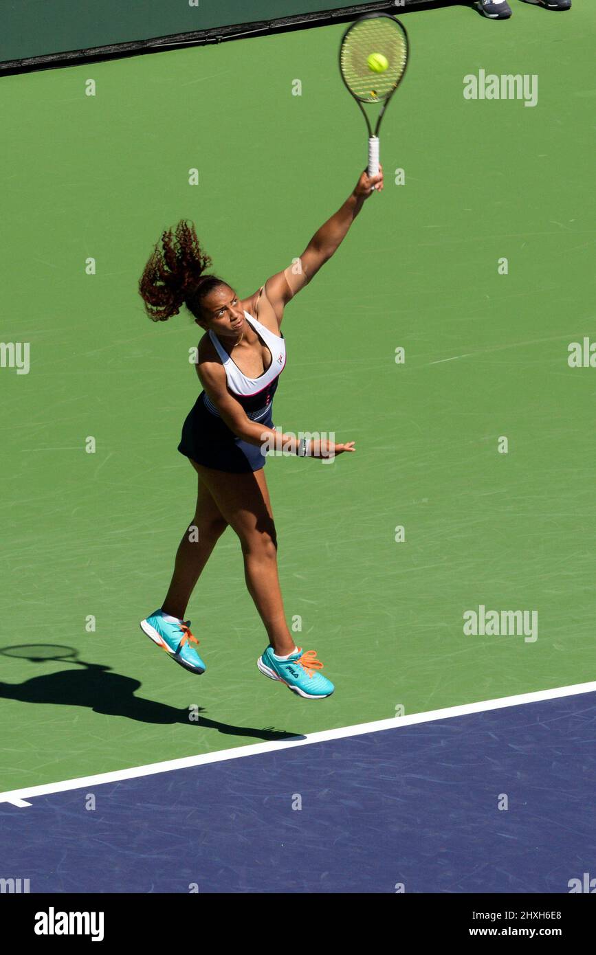 Robin Montgomery (USA) è sconfitto da Kaia kanepi (EST) 3-6, 3-6, al BNP Paribas Open in corso di disputazione al Indian Wells Tennis Garden di Indian Wells, California, il 8 marzo 2022: © Karla Kinne/Tennisclix/CSM Foto Stock