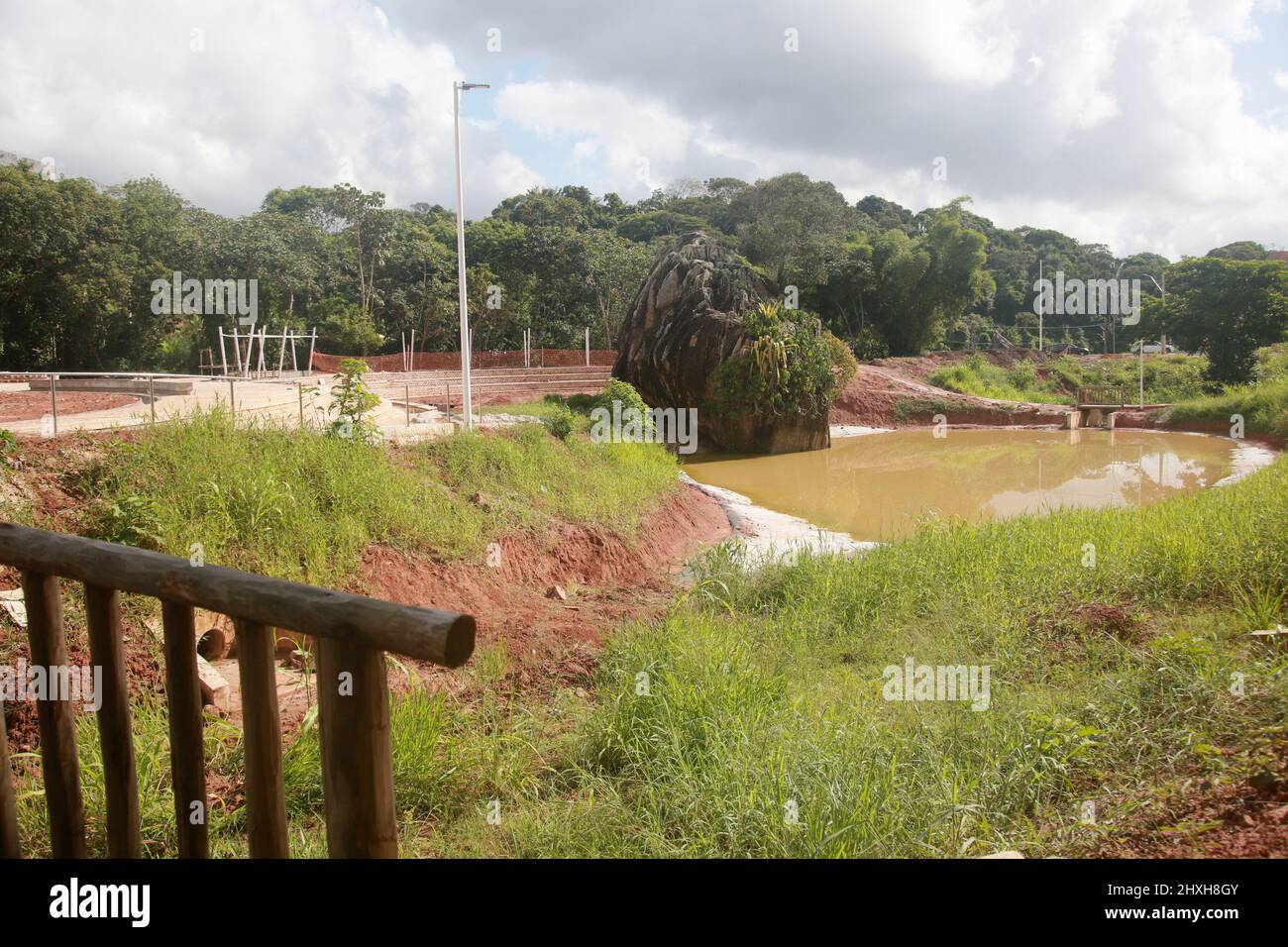 salvador, bahia, brasile - 27 gennaio 2022: Vista dei lavori di costruzione del Parque Pedra de Xango nel quartiere di Cajazeira nella città di SA Foto Stock