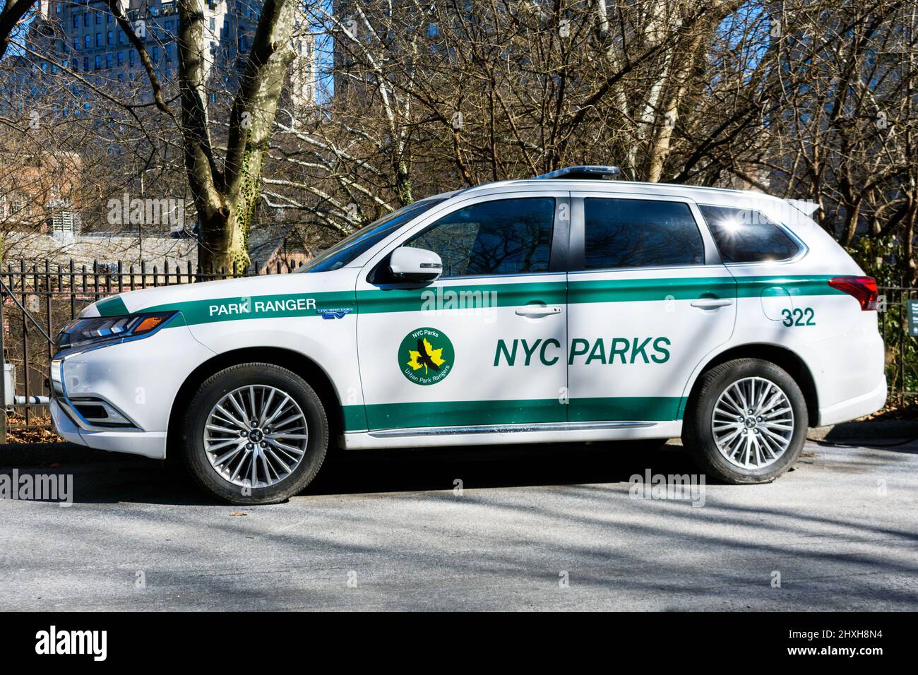 Parco di NYC Parks, veicolo elettrico ibrido plug-in parcheggiato all'aperto a Central Park. - New York, USA - Febbraio, 2022 Foto Stock