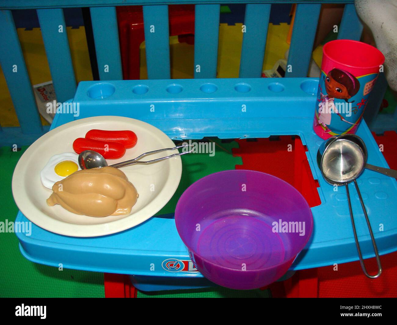 Giocattoli di plastica per bambini sotto i 5 anni. Giocattoli alimentari in plastica. Foto Stock