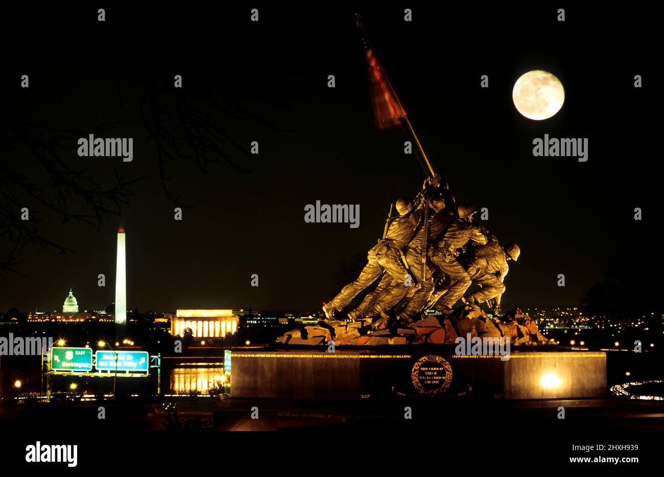 Washington DC Skyline di notte sotto una luna piena, con il Campidoglio degli Stati Uniti, il Lincoln Memorial e il Washington Monument - Washington DC, USA. Foto Stock