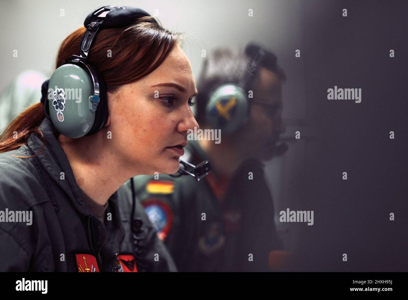 Un membro dell'equipaggio americano e tedesco si siede fianco a fianco lavorando a bordo di un Boeing NATO 707 e-3A AWACS. Questi aerei pattugliano lo spazio aereo alleato dell’Europa orientale, sulla scia dell’attacco della Russia all’Ucraina. L’aeromobile Boeing e-3A Airborne Warning & Control System della NATO ha una caratteristica cupola radar montata sulla fusoliera che consente all’equipaggio di percorrere un’area di oltre 310.798 chilometri quadrati, o circa le dimensioni della Polonia. (NATO foto) Foto Stock