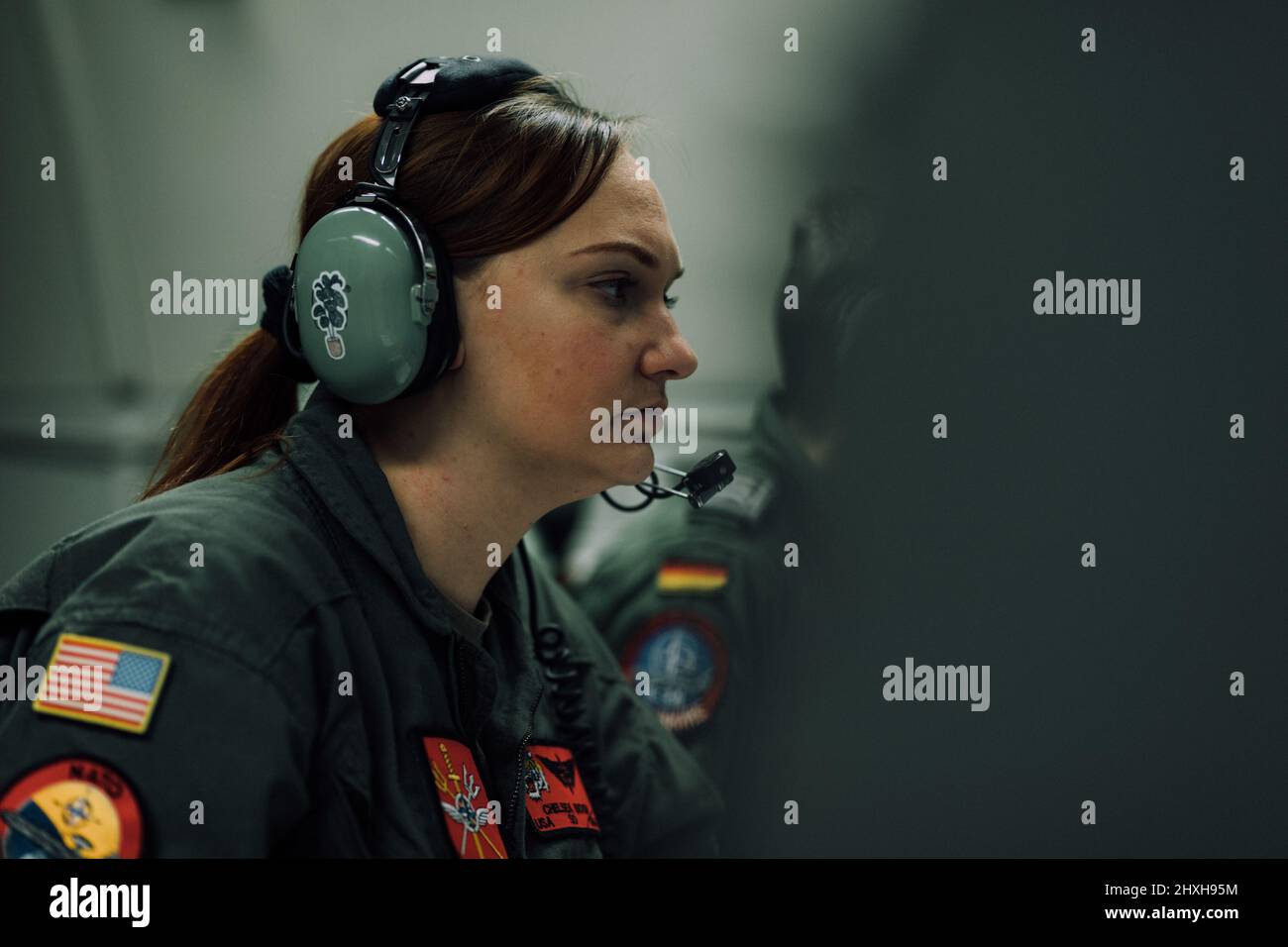 Un membro dell'equipaggio americano e tedesco si siede fianco a fianco lavorando a bordo di un Boeing NATO 707 e-3A AWACS. Questi aerei pattugliano lo spazio aereo alleato dell’Europa orientale, sulla scia dell’attacco della Russia all’Ucraina. L’aeromobile Boeing e-3A Airborne Warning & Control System della NATO ha una caratteristica cupola radar montata sulla fusoliera che consente all’equipaggio di percorrere un’area di oltre 310.798 chilometri quadrati, o circa le dimensioni della Polonia. (NATO foto) Foto Stock