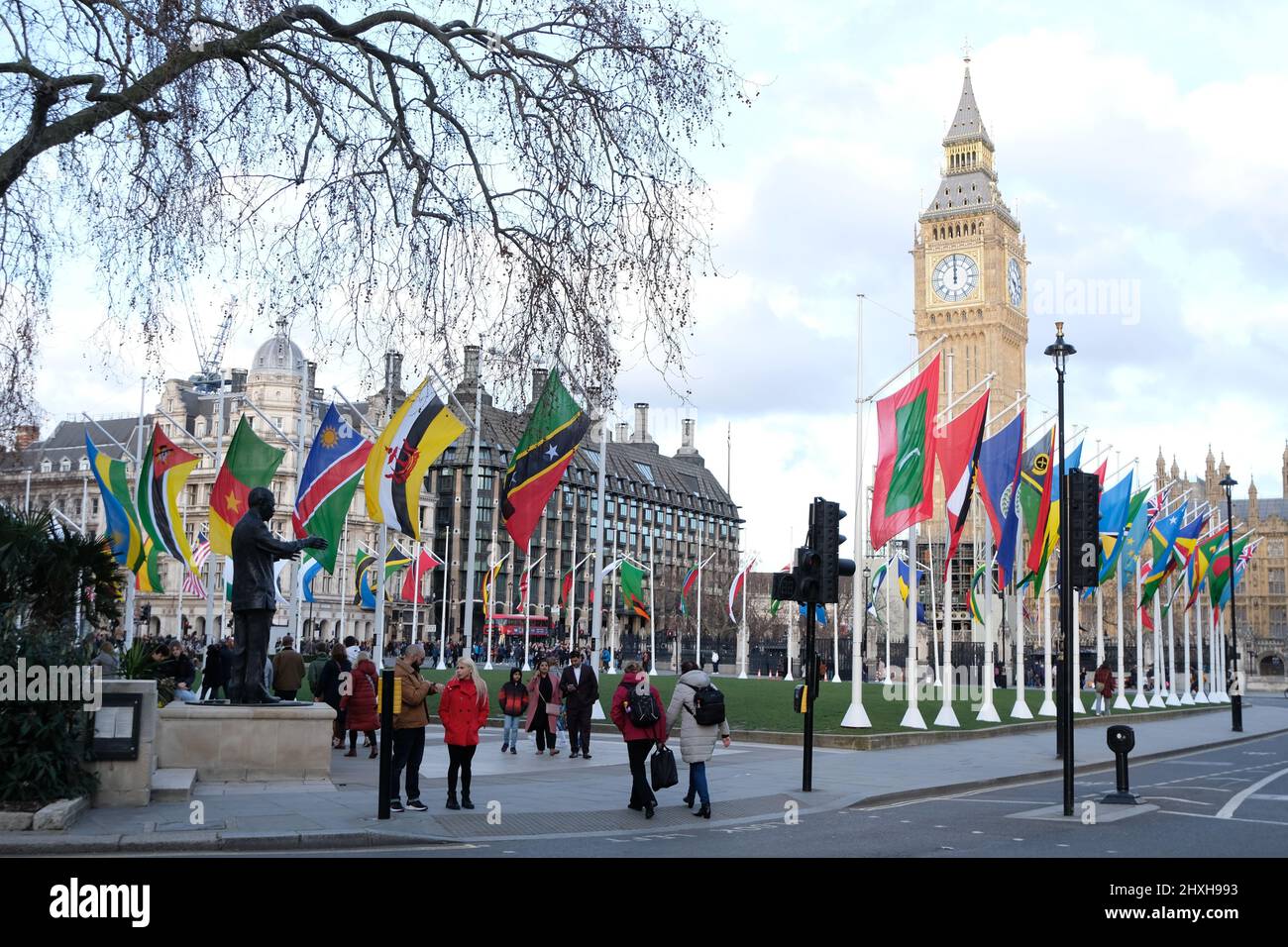 Londra, Regno Unito, 12th marzo 2022. Le bandiere dei 54 stati membri del Commonwealth, compreso il Regno Unito, sono installate in Piazza del Parlamento prima della Giornata del Commonwealth il 14th marzo. Un servizio annuale ha luogo per segnare l'occassione nell'Abbazia di Westminster, quest'anno senza la consueta partecipazione di sua Maestà la Regina. Credit: Undicesima ora Fotografia/Alamy Live News Foto Stock