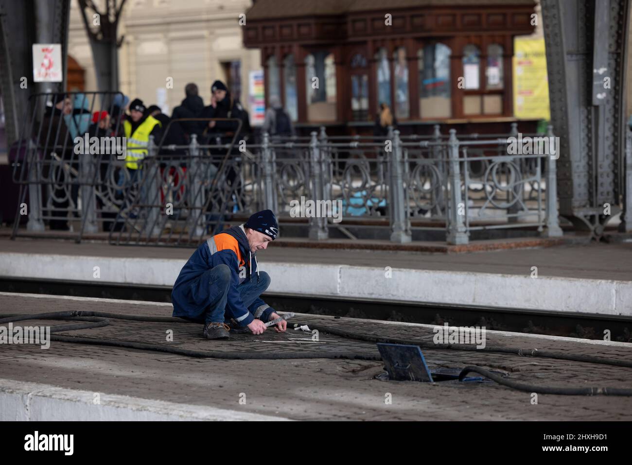 Lviv, Ucraina. 12th Mar 2022. Un ingegnere ha visto lavorare al binario della stazione ferroviaria di Lviv. Lviv, la più grande città dell'Ucraina occidentale, è ora diventata un centro di transito per donne e bambini in fuga verso l'Europa, mentre gli uomini ritornano e si recano nell'Ucraina orientale per difendere il paese. (Foto di Hesther ng/SOPA Images/Sipa USA) Credit: Sipa USA/Alamy Live News Foto Stock