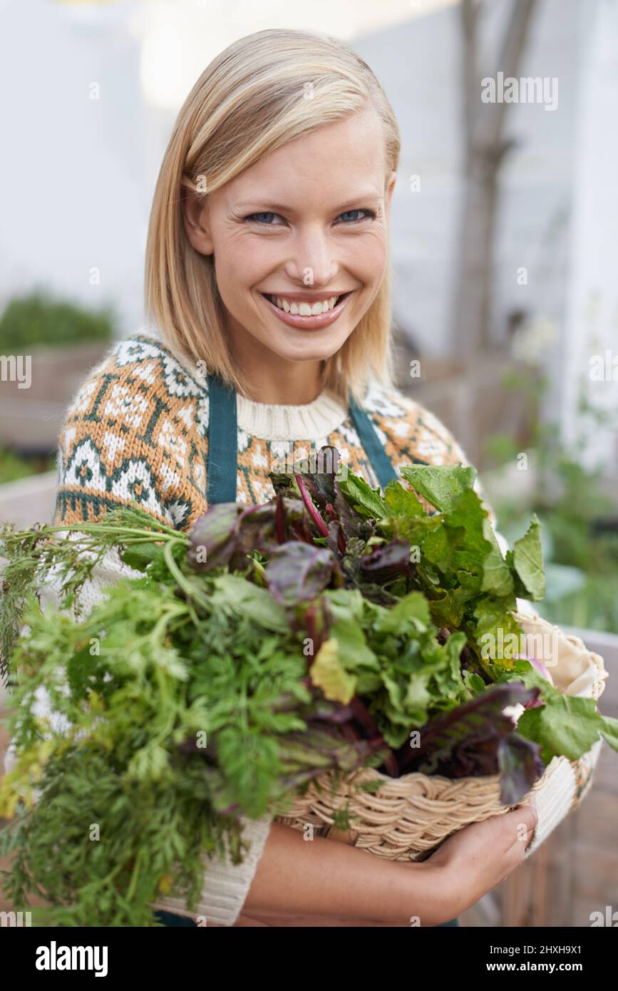 Più da dove questo è venuto. Ritratto di una giovane donna attraente che fa un po 'di giardinaggio vegetale. Foto Stock