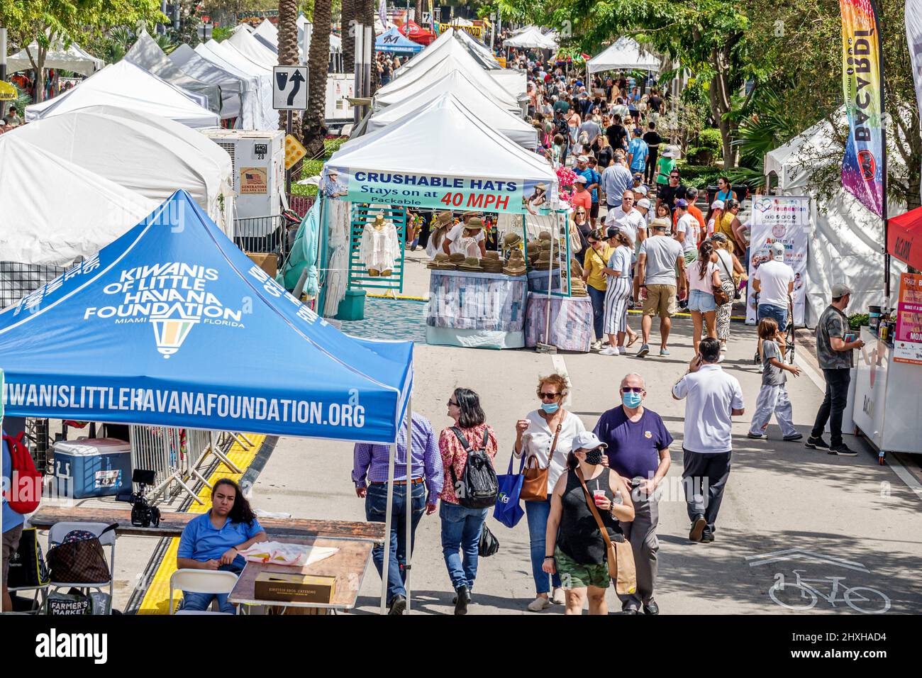 Coral Gables Florida Coral Way Miami Carnaval on the Miracle Mile annuale Hispanic Street festival carnevale venditore venditori bancarelle stand stand stand stand stand stand stand stand fr Foto Stock