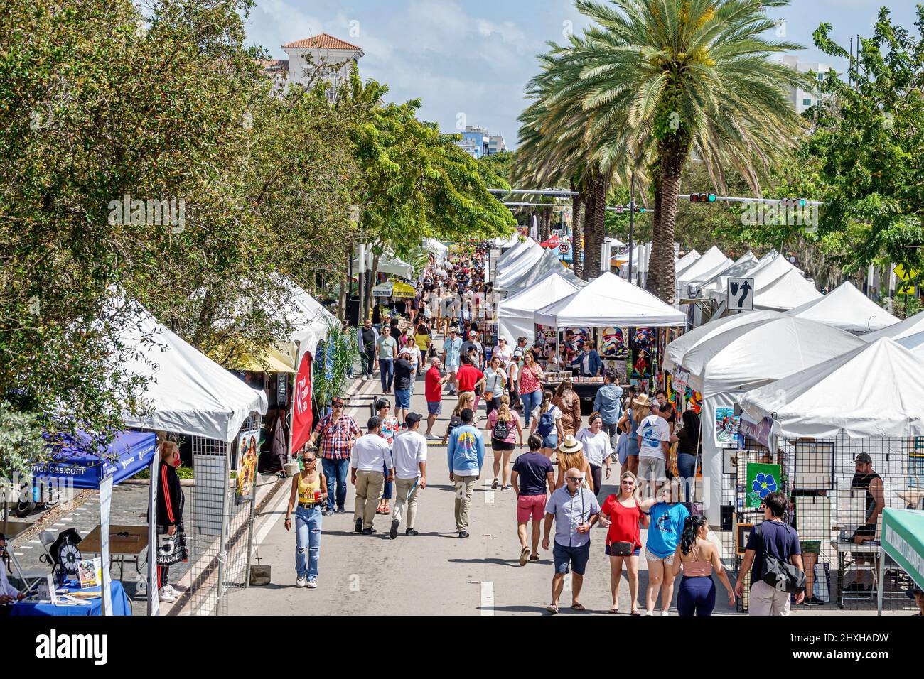 Coral Gables Florida Coral Way Miami Carnaval on the Miracle Mile annuale Hispanic Street festival carnevale venditore venditori bancarelle stand stand stand stand stand stand stand stand fr Foto Stock
