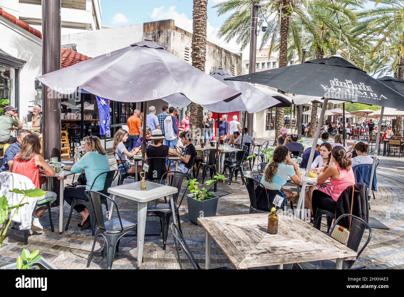 Coral Gables Florida Miami Giralda Avenue Plaza ristorante fila strada pedonale al fresco mangiare all'aperto tavoli Kae Japanese Sushi Foto Stock