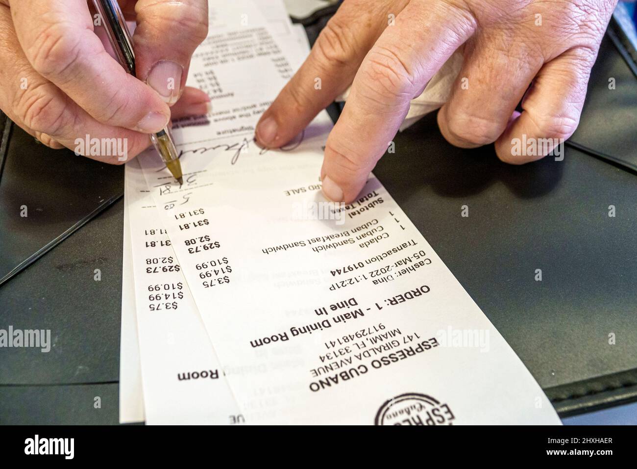 Coral Gables Florida Miami Giralda Avenue Plaza ristorante fila strada pedonale espresso Cubano interno firma carta di credito ricevuta Foto Stock