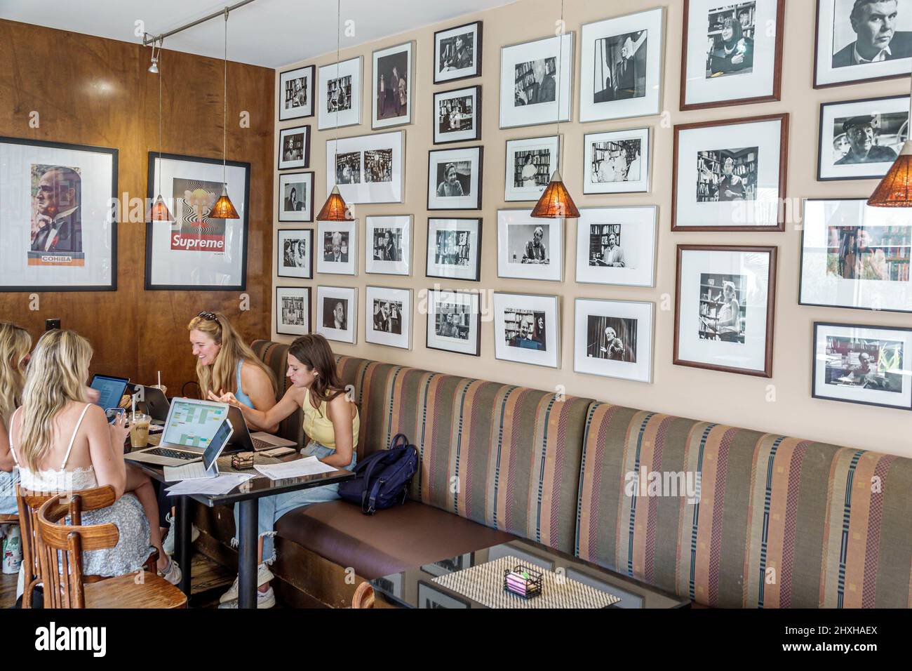 Coral Gables Florida Miami Bookstore Libri & Libri all'interno il Cafe ristorante donne amici ristoranti Foto Stock