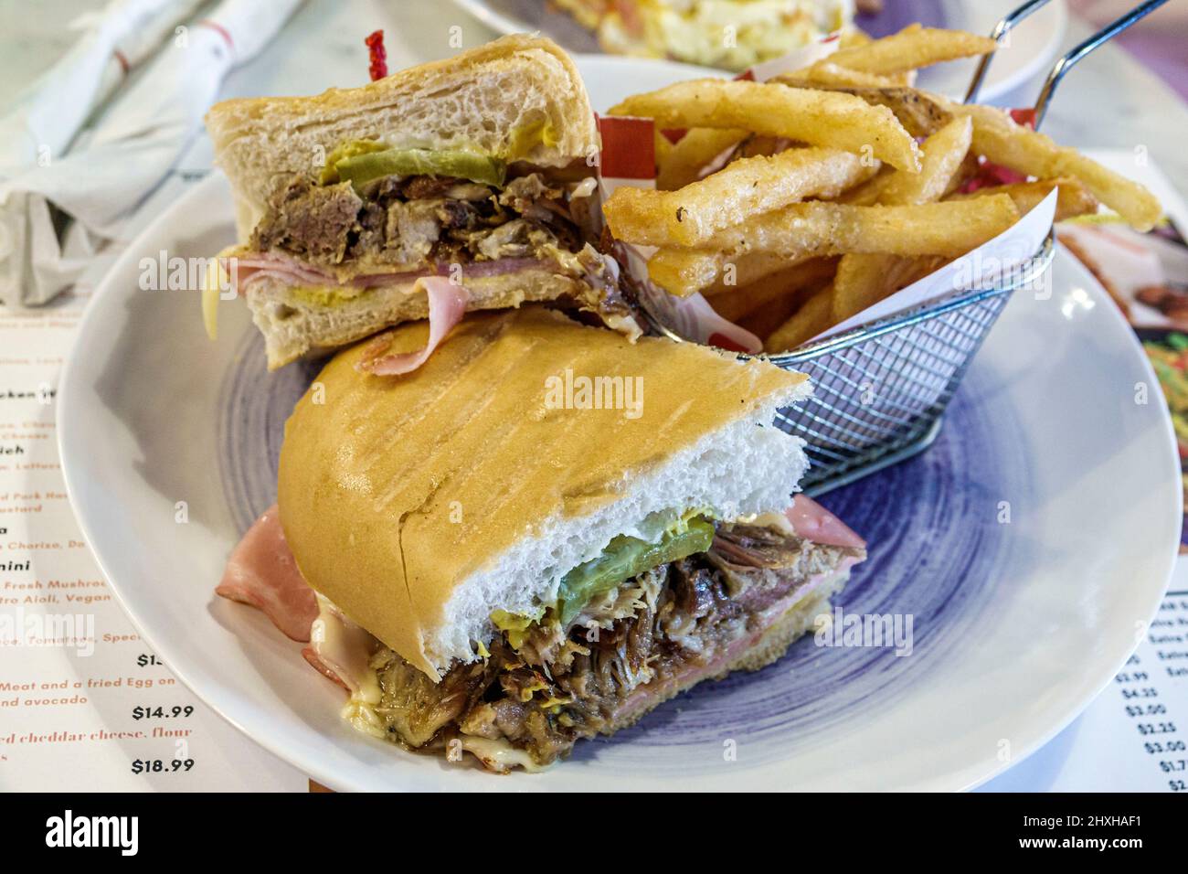 Coral Gables Florida Miami Giralda Avenue Plaza ristorante fila strada pedonale espresso Cubano cubano sandwich patatine fritte pranzo Foto Stock