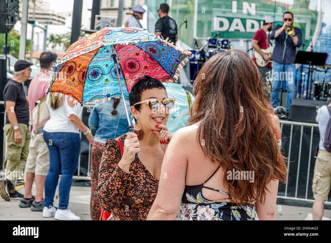 Coral Gables Florida Coral Way Miami Carnaval on the Miracle Mile annuale Hispanic Street festival carnevale venditore venditori bancarelle stand stand stand stand stand stand stand stand fr Foto Stock