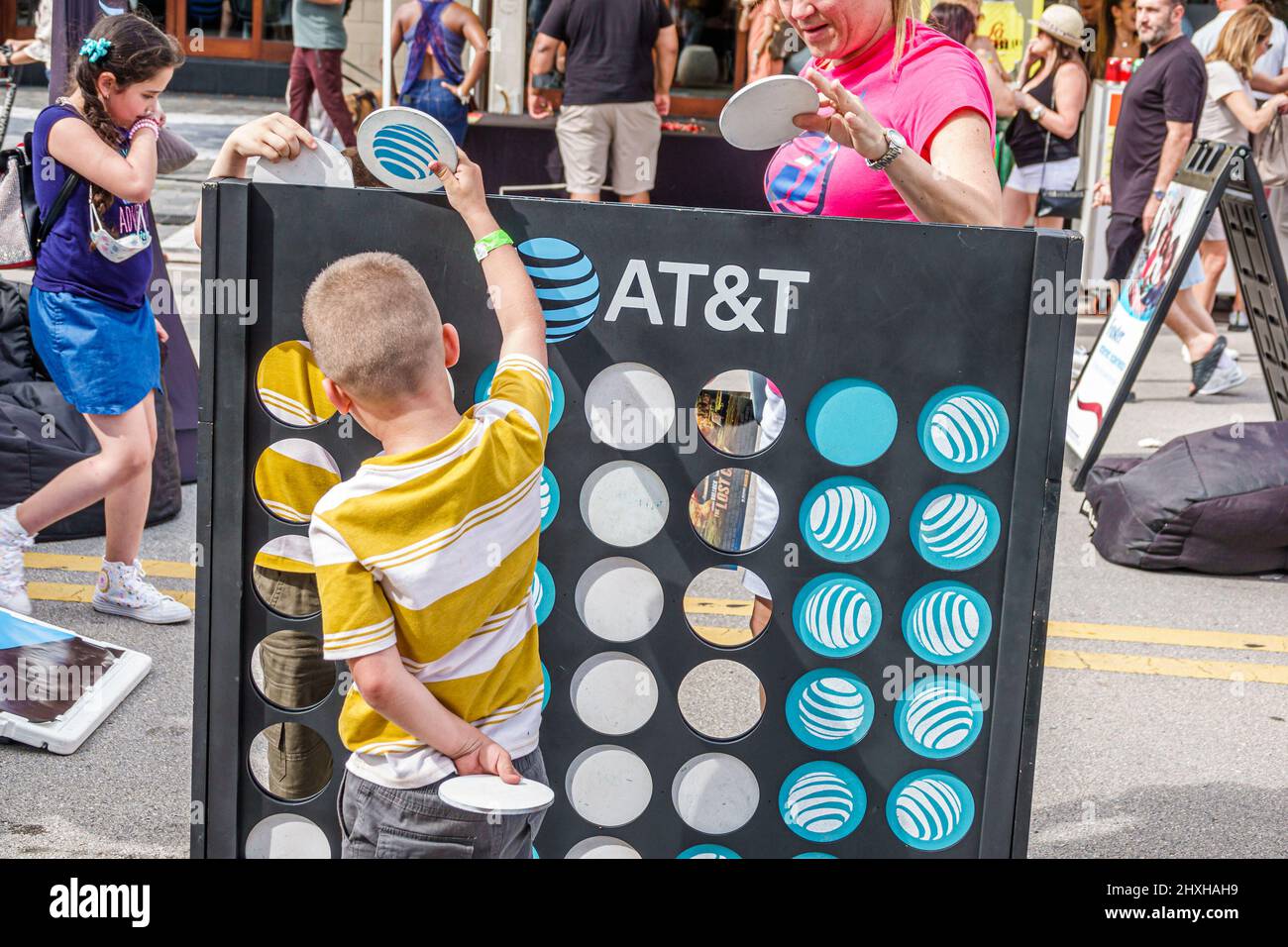 Coral Gables Florida Coral Way Miami Carnaval on the Miracle Mile annuale Hispanic Street festival carnevale venditore venditori bancarelle stand stand stand stand stand stand stand stand fr Foto Stock