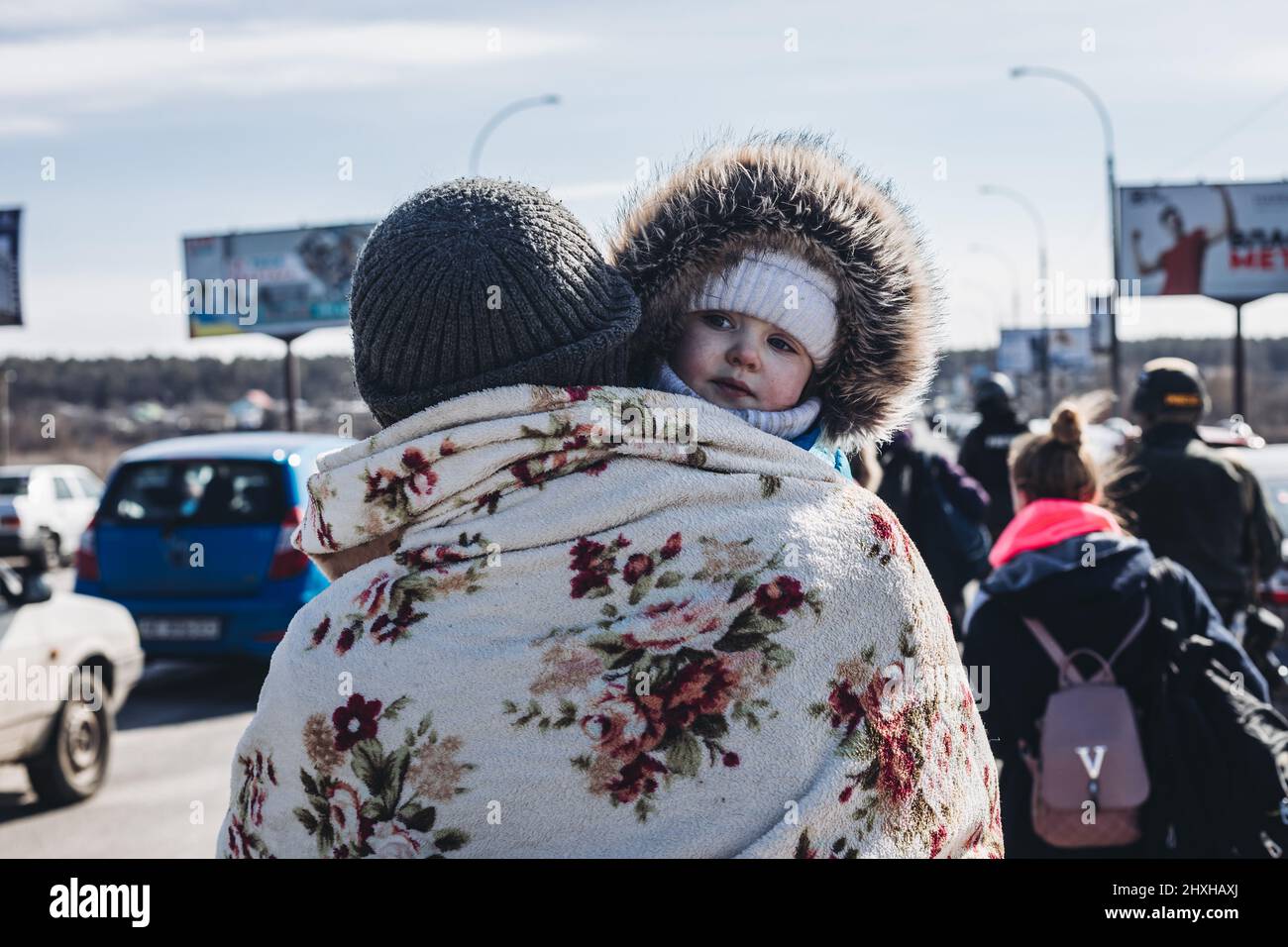 Irpin, Ucraina. 11th Mar 2022. Le persone evacuano a Irpin, Ucraina, 11 marzo 2022. L'Ucraina ha istituito 12 corridoi umanitari in quattro regioni il venerdì per consentire ai civili di lasciare le zone dilaniate da conflitti, ha riferito l'agenzia di stampa Ucraina gestita dal governo ucraino, citando il vice primo ministro ucraino Iryna Vereshchuk. I corridoi umanitari sono stati allestiti per evacuare la gente da alcune città e città nella parte orientale di Donetsk e Kharkiv, Zaporizhzhya meridionale e Kiev nord-centrale, ha detto Vereshchuk. Credit: Diego Herrera/Xinhua/Alamy Live News Foto Stock