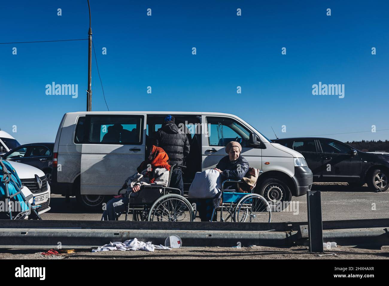 Irpin, Ucraina. 11th Mar 2022. La gente aspetta di evacuare a Irpin, Ucraina, 11 marzo 2022. L'Ucraina ha istituito 12 corridoi umanitari in quattro regioni il venerdì per consentire ai civili di lasciare le zone dilaniate da conflitti, ha riferito l'agenzia di stampa Ucraina gestita dal governo ucraino, citando il vice primo ministro ucraino Iryna Vereshchuk. I corridoi umanitari sono stati allestiti per evacuare la gente da alcune città e città nella parte orientale di Donetsk e Kharkiv, Zaporizhzhya meridionale e Kiev nord-centrale, ha detto Vereshchuk. Credit: Diego Herrera/Xinhua/Alamy Live News Foto Stock