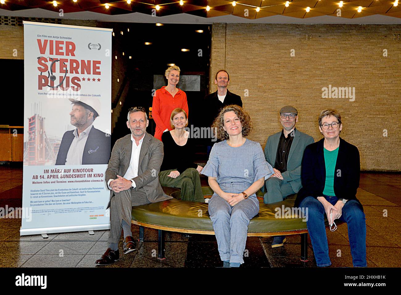 David-Ruben Thies,Antje Schneider,Stefan Kloos,Carsten Waldbauer,Julia Vismann und Ulrike Gote bei der Präsentation des Dokumentarfilm VIER STERNE PLU Foto Stock