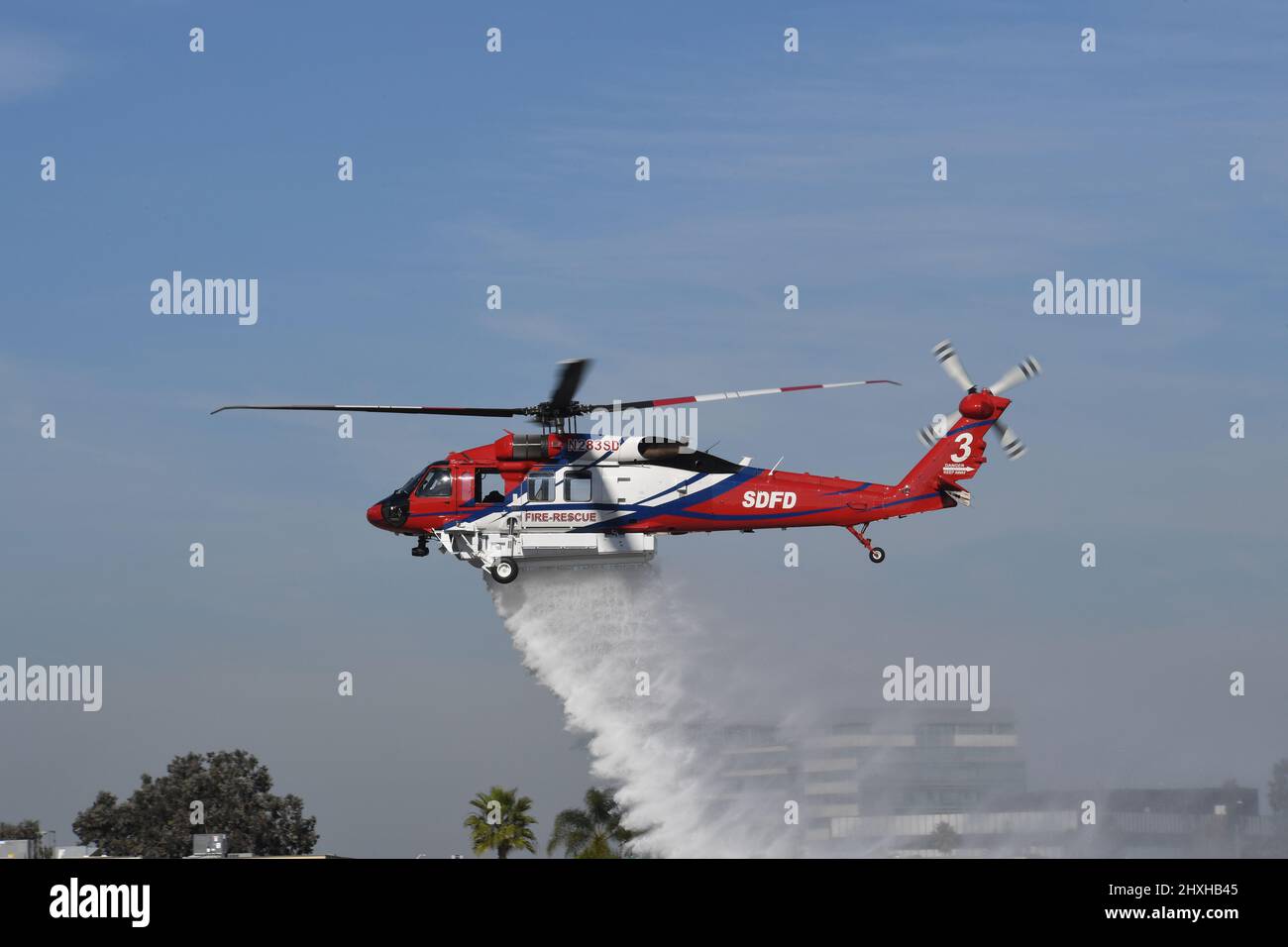 San Diego Fire-Rescue Copter 3 fa cadere l'acqua Foto Stock