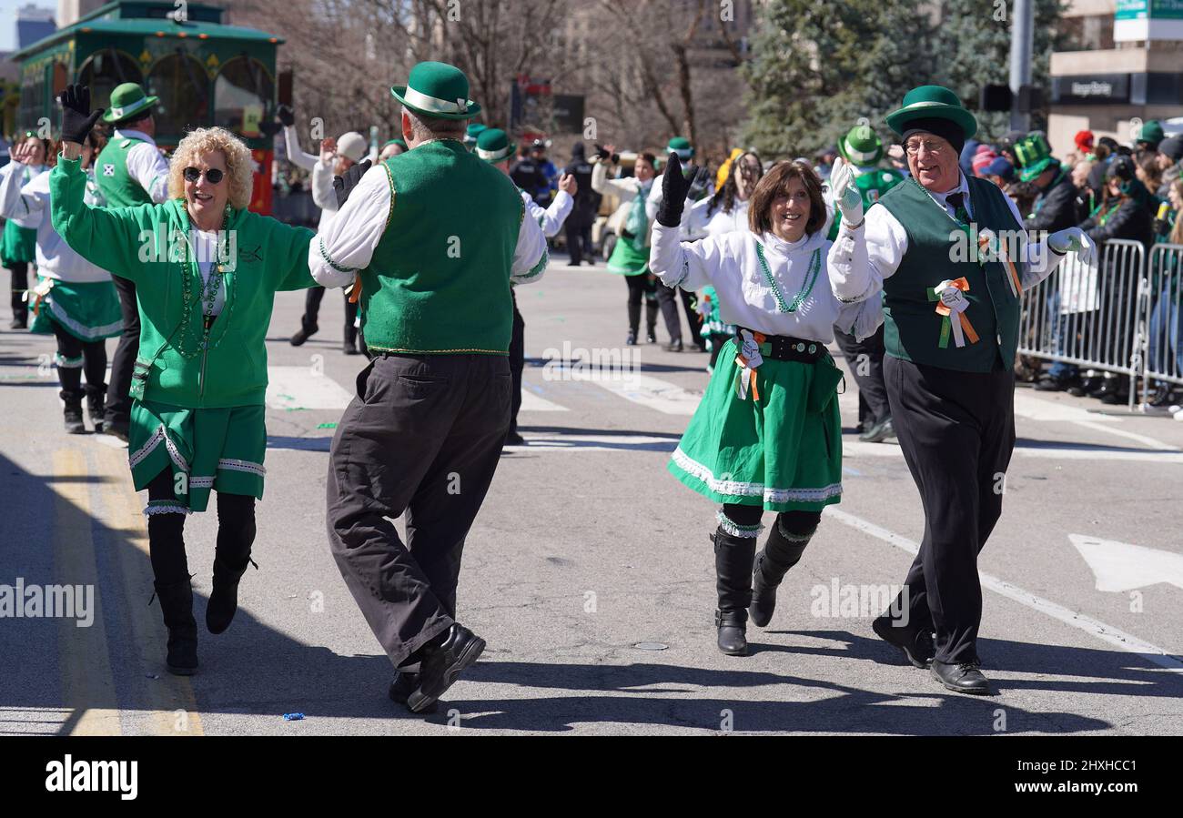 I ballerini fanno la maschera irlandese mentre marciano nella St. Louis Downtown St. Patricks Day Parade a St. Louis sabato 12 marzo 2022. La sfilata, la prima dal 2019, si tenne in frigidi temperature di 31 gradi. Foto di Bill Greenblatt/UPI Credit: UPI/Alamy Live News Foto Stock