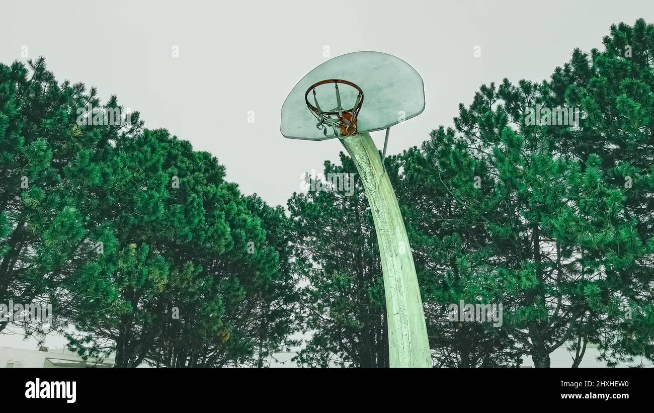 Situato nella parte centrale un collo ha un campo da basket con un lungo collo di design che è strano rispetto al normale cerchi. Foto Stock