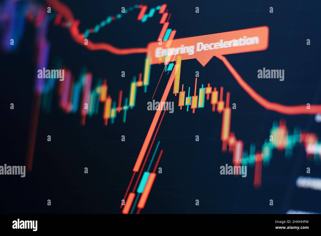 Interfaccia grafica digitale su sfondo blu scuro. Concetto di borsa e successo finanziario. Foto Stock