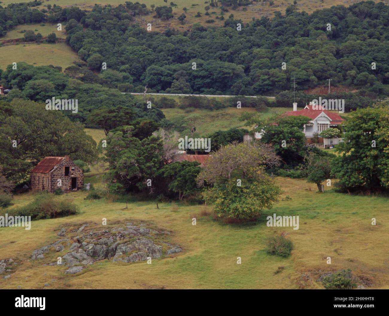 PROPRIETÀ RURALE E VECCHIO EDIFICIO SITUATO IN UNA LUSSUREGGIANTE VALLE VERDE, NUOVO GALLES DEL SUD, AUSTRALIA. Foto Stock