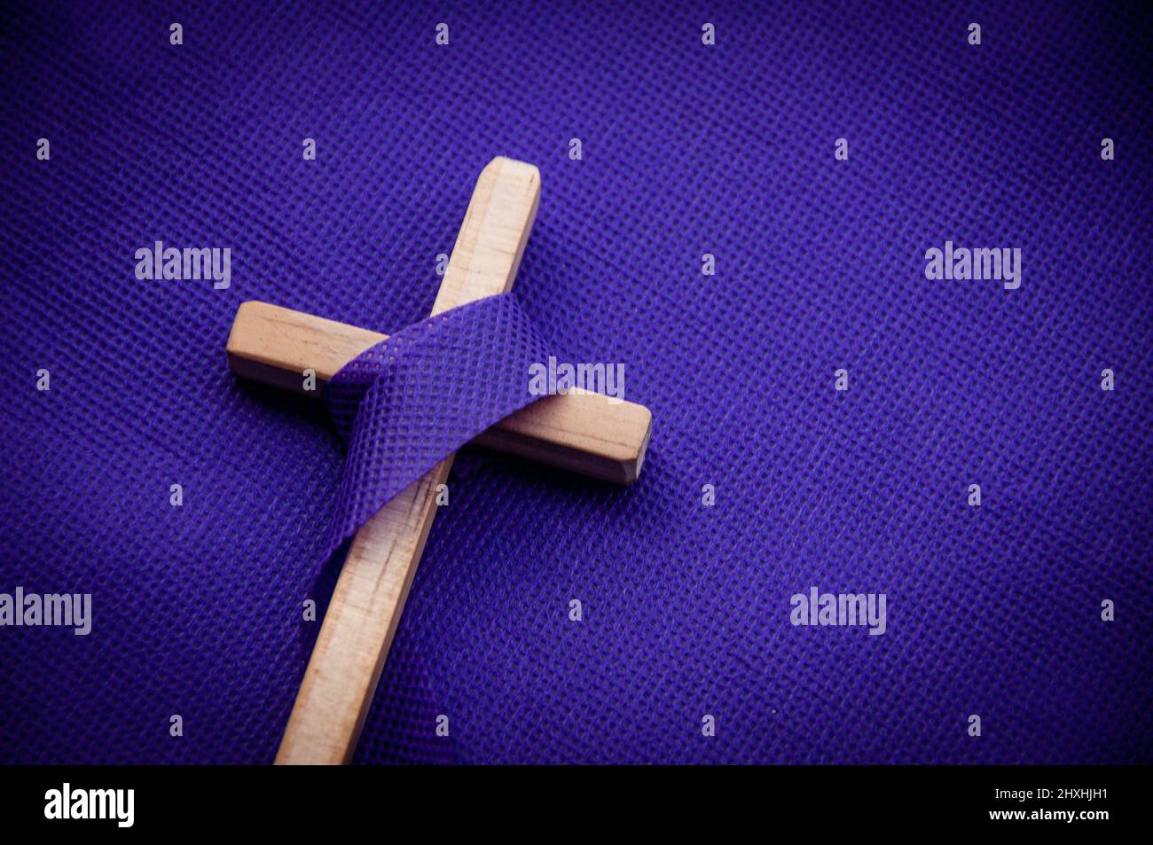 Croce religiosa su sfondo viola. Venerdì Santo, stagione Quaresima e settimana Santa concetto Foto Stock
