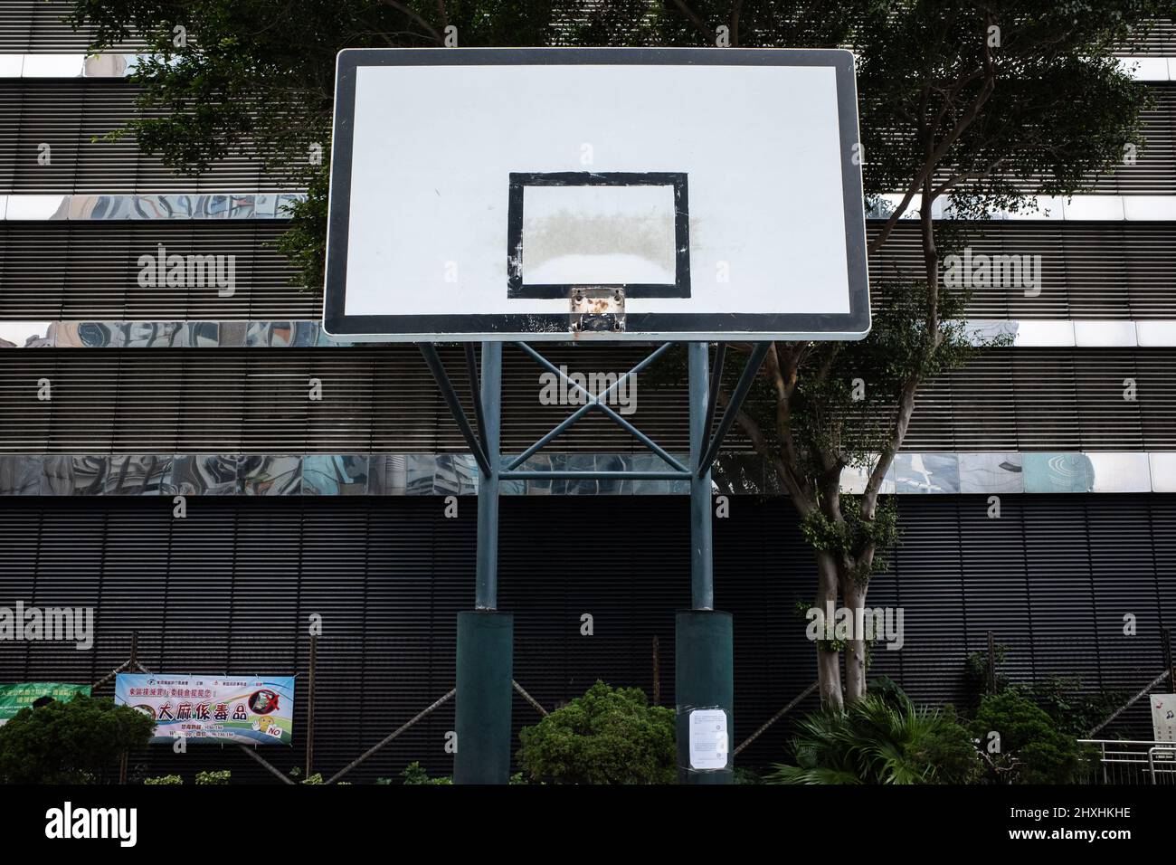 Hong Kong. 10th Jan 2022. Canne da basket e reti rimosse a Quarry Bay. Alla luce dei crescenti casi di Hong Kong, il Dipartimento dei servizi ricreativi e culturali ha chiuso tutti i parchi giochi, le strutture ricreative, le aree barbecue, i campi, e hanno posti a sedere limitati in tutti i luoghi pubblici come mezzo per ridurre le riunioni. Credit: SOPA Images Limited/Alamy Live News Foto Stock