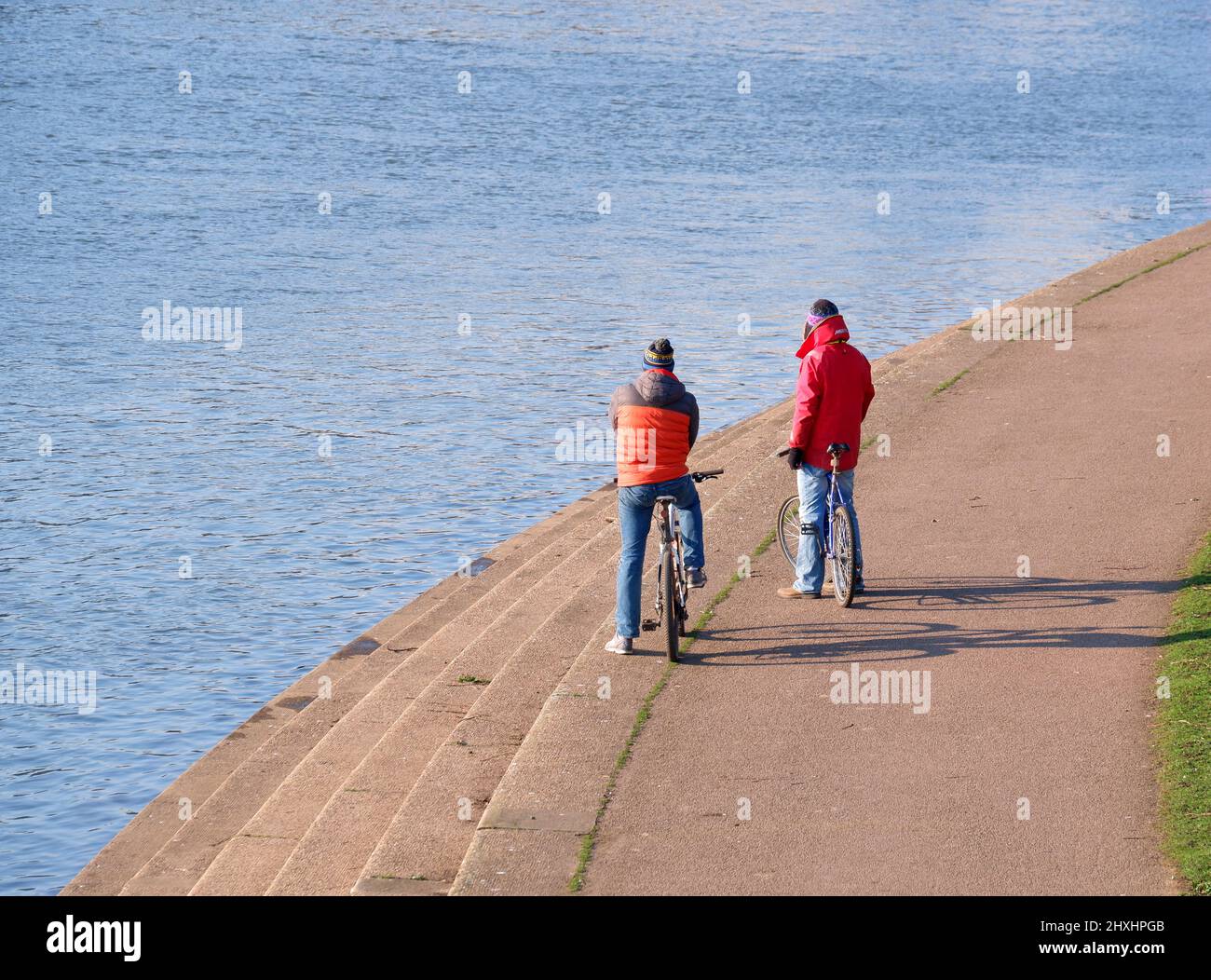 Due uomini che parlano su una riva del fiume a Nottingham, Regno Unito Foto Stock