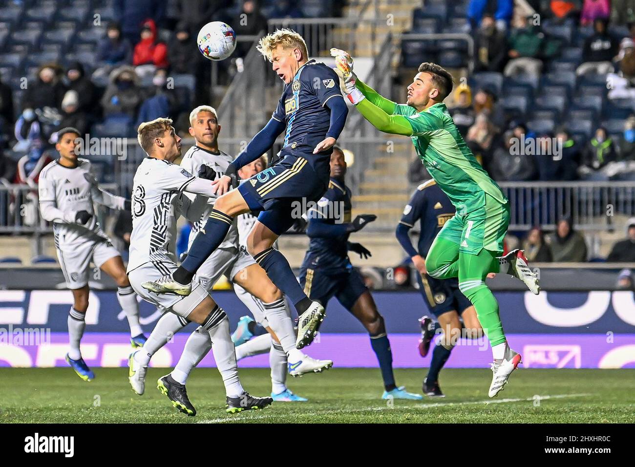 Jakob Glesnes vince un colpo di testa davanti al portiere JT Marcinkowski mentre i Philadelphia Union sconfiggono il portiere e i terremoti di San Jose per 2-0 durante una partita di calcio professionistico della Major League Soccer MLS Foto Stock