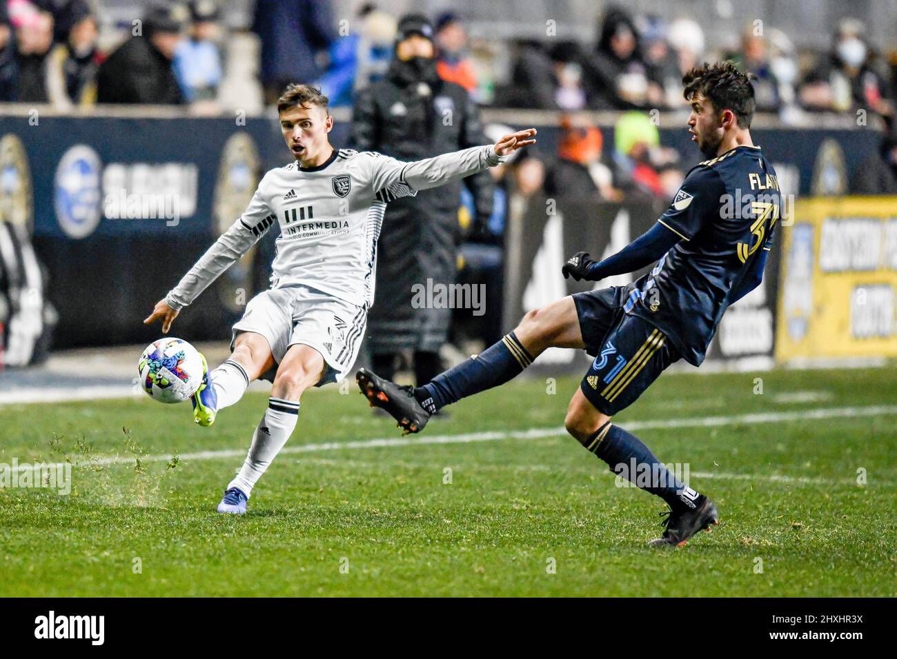 Il centrocampista Leon Flach difende come la Philadelphia Union sconfigge i terremoti di San Jose 2 - 0 durante una partita di calcio professionale MLS della Major League Soccer Foto Stock