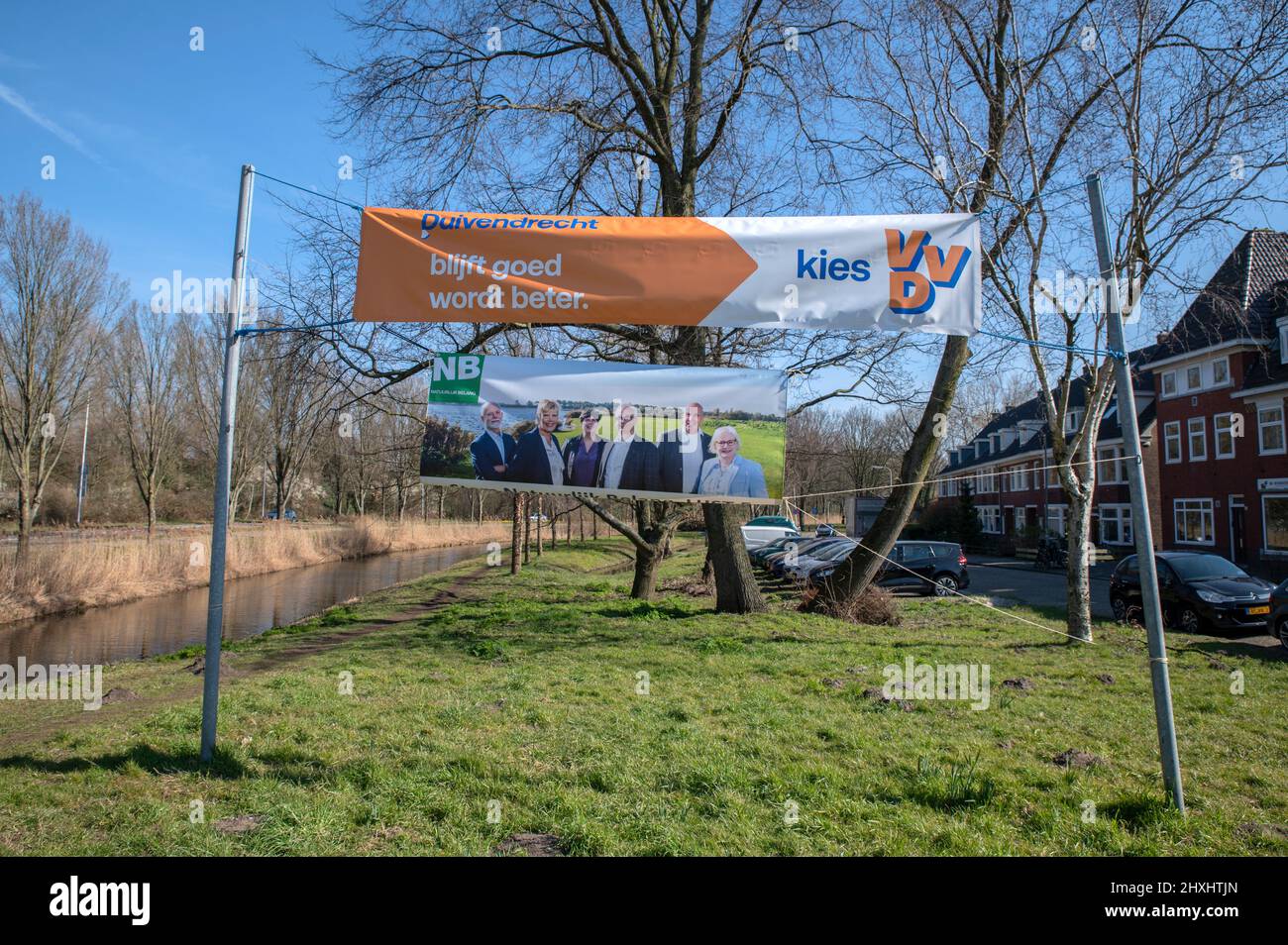 Due bandiere per le elezioni a Duivendrecht Paesi Bassi 11-2-2022 Foto Stock