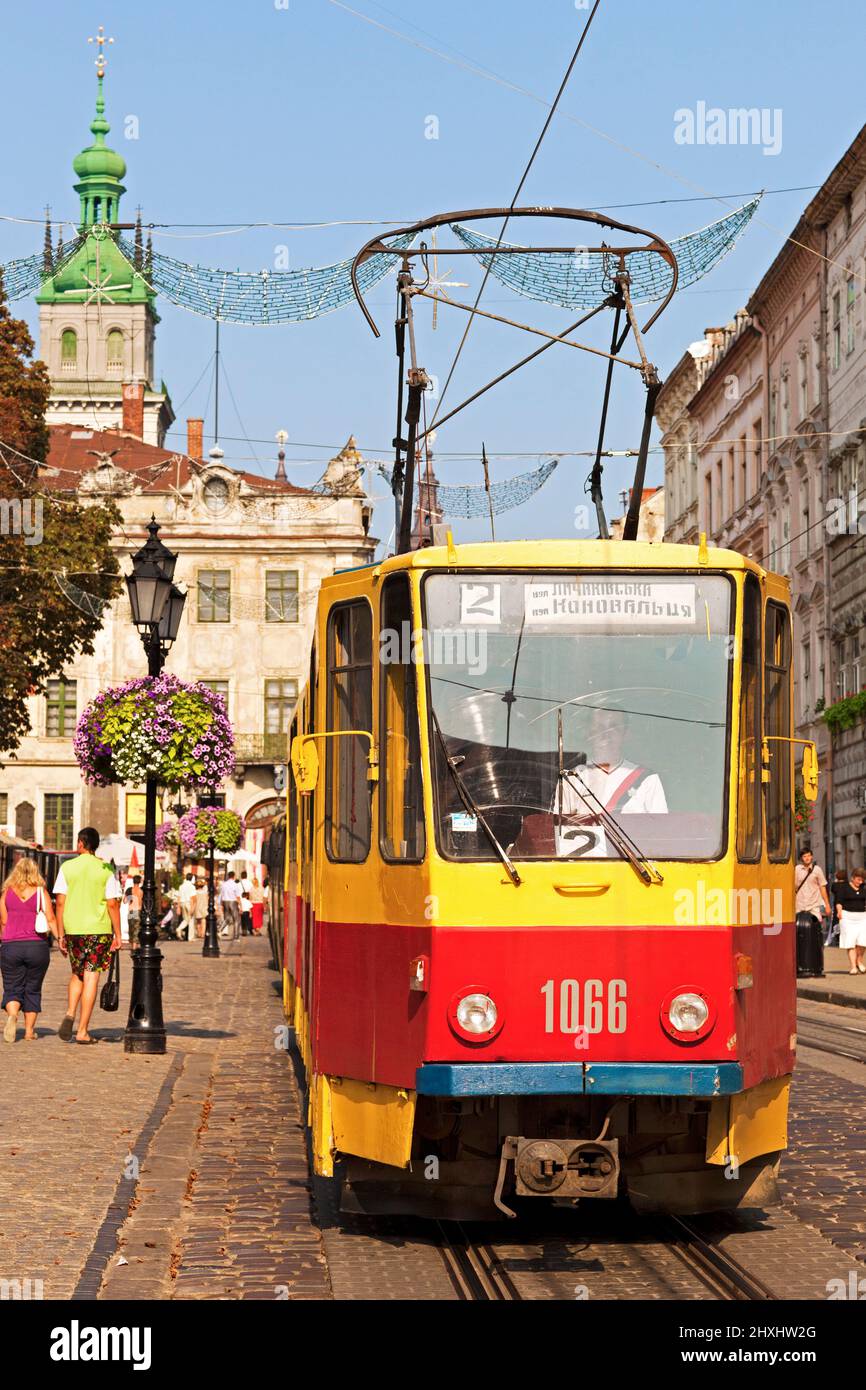 Tram del centro città, Piazza Rynok, l'viv, Ucraina Foto Stock