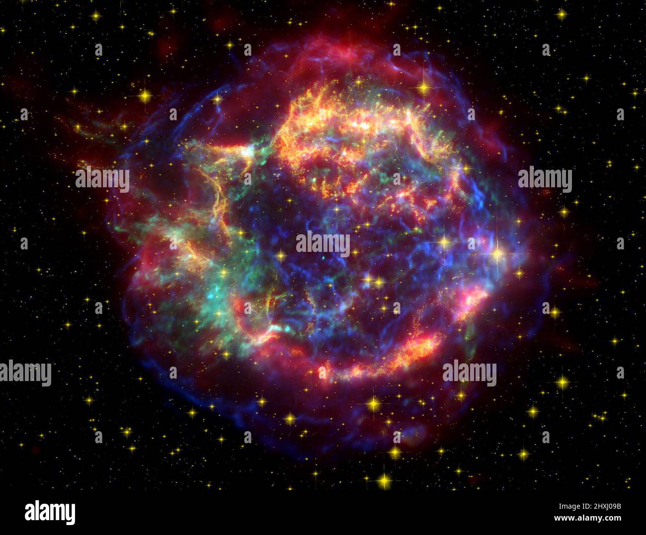 Questa splendida immagine del CAS A è composta da immagini a raggi infrarossi (rosso), ottiche (giallo) e a raggi X (verde e blu). L'immagine infrarossa del telescopio spaziale Spitzer rivela polvere calda nel guscio esterno con temperature di circa 25 gradi Celsius, mentre l'immagine ottica del telescopio spaziale Hubble fa emergere le delicate strutture filamentose del gas più caldo (10.000 gradi Celsius); Chandra mostra gas caldi a circa 10 milioni di gradi Celsius. Questo gas caldo è stato creato quando il materiale espulso dalla supernova si è schiantato in gas e polvere circostanti a velocità di circa dieci milioni di miglia all'ora Foto Stock